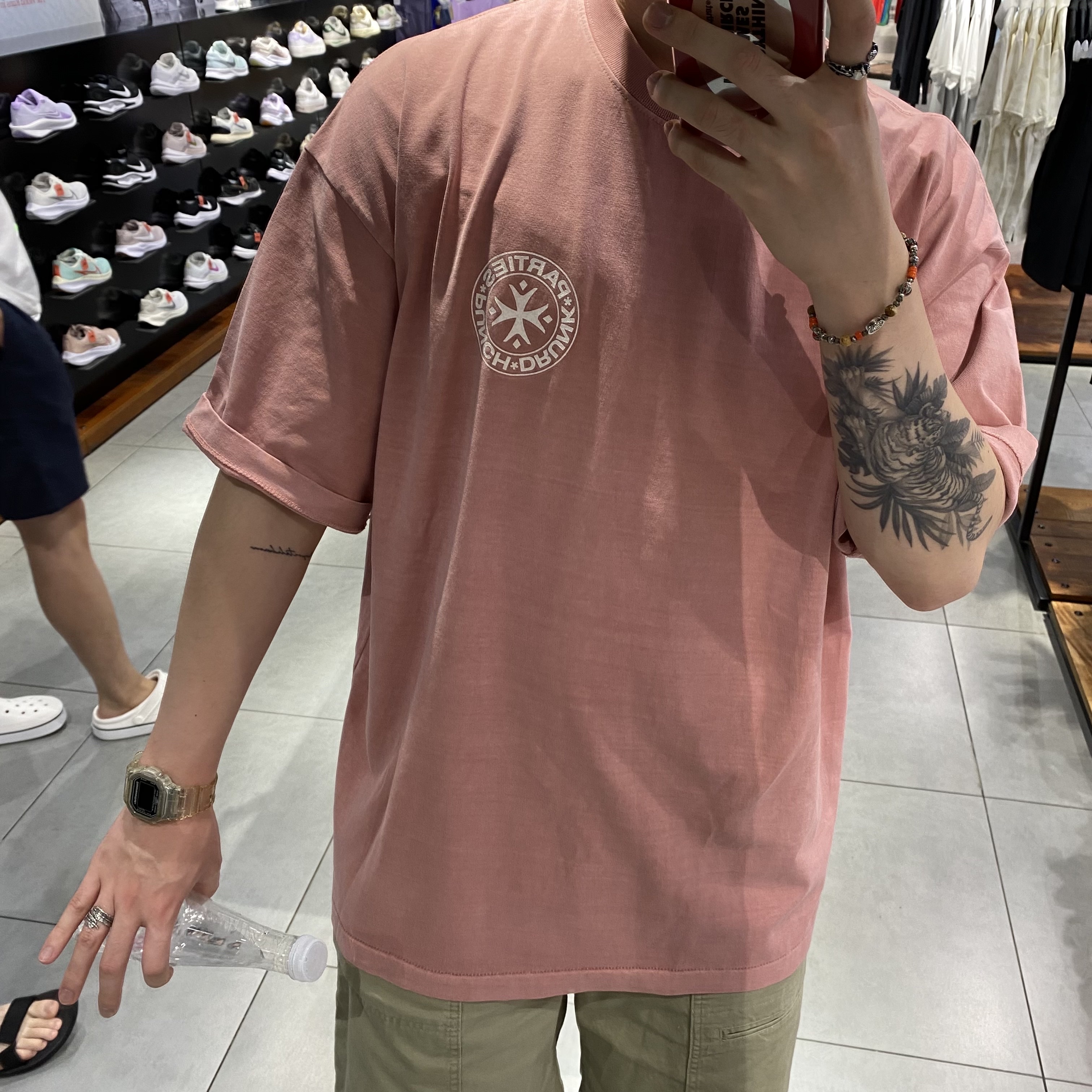 Adidas Yeezy Foam RNNR Sand, Punch Drunk Parties Circle Logo Garment Dyed Tee Indi Pink 착용 스타일 - 4
