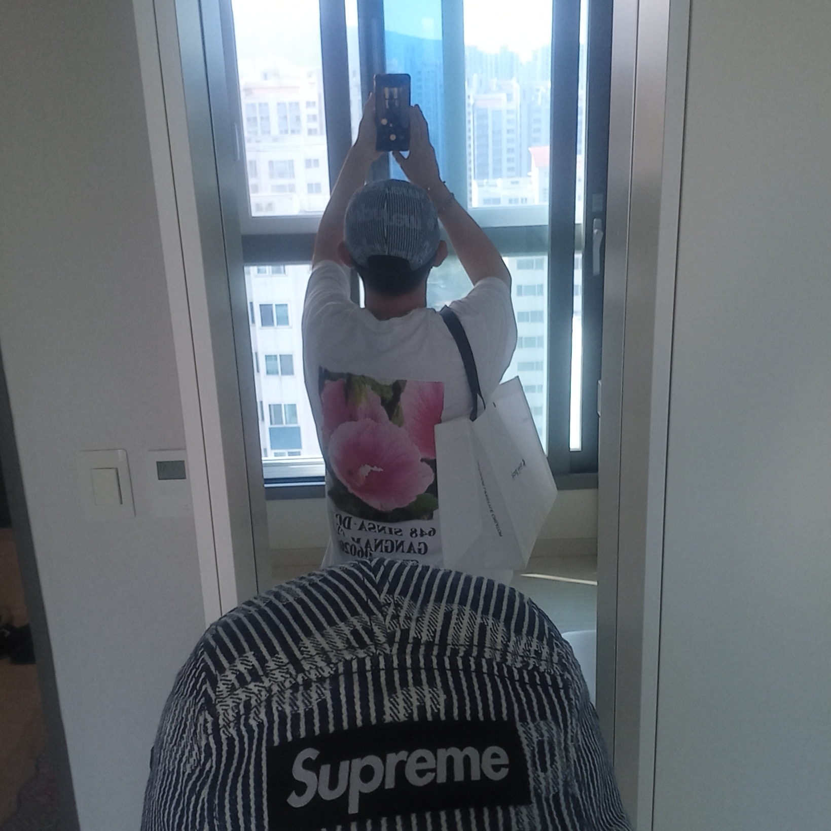 Supreme Seoul Box Logo T-Shirt White - 23FW, Gucci Interlocking G Chain Bracelet In Silver Silver 착용 스타일 - 2