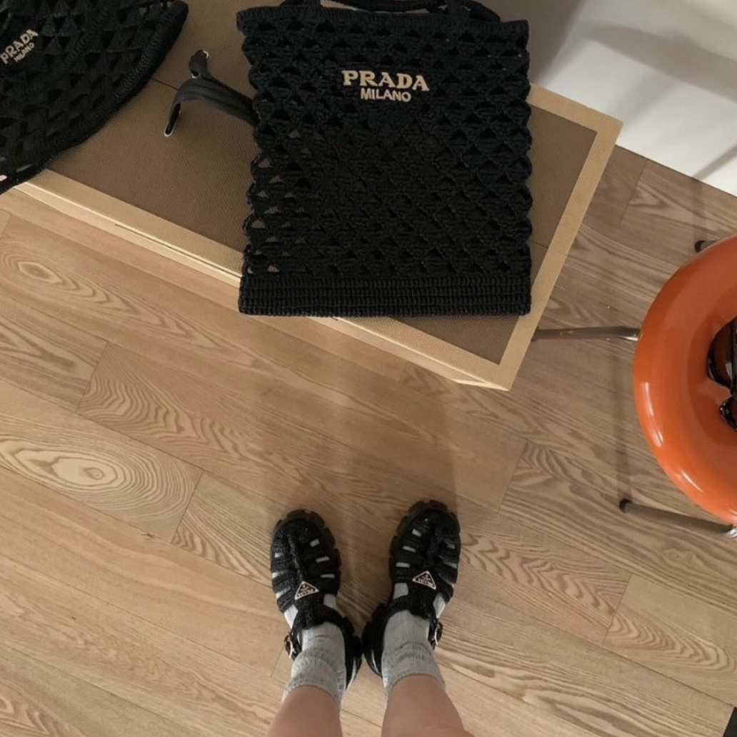 (W) Prada Raffia Bucket Hat Black, Prada Raffia Tote Bag with Logo Black 착용 스타일 - 2