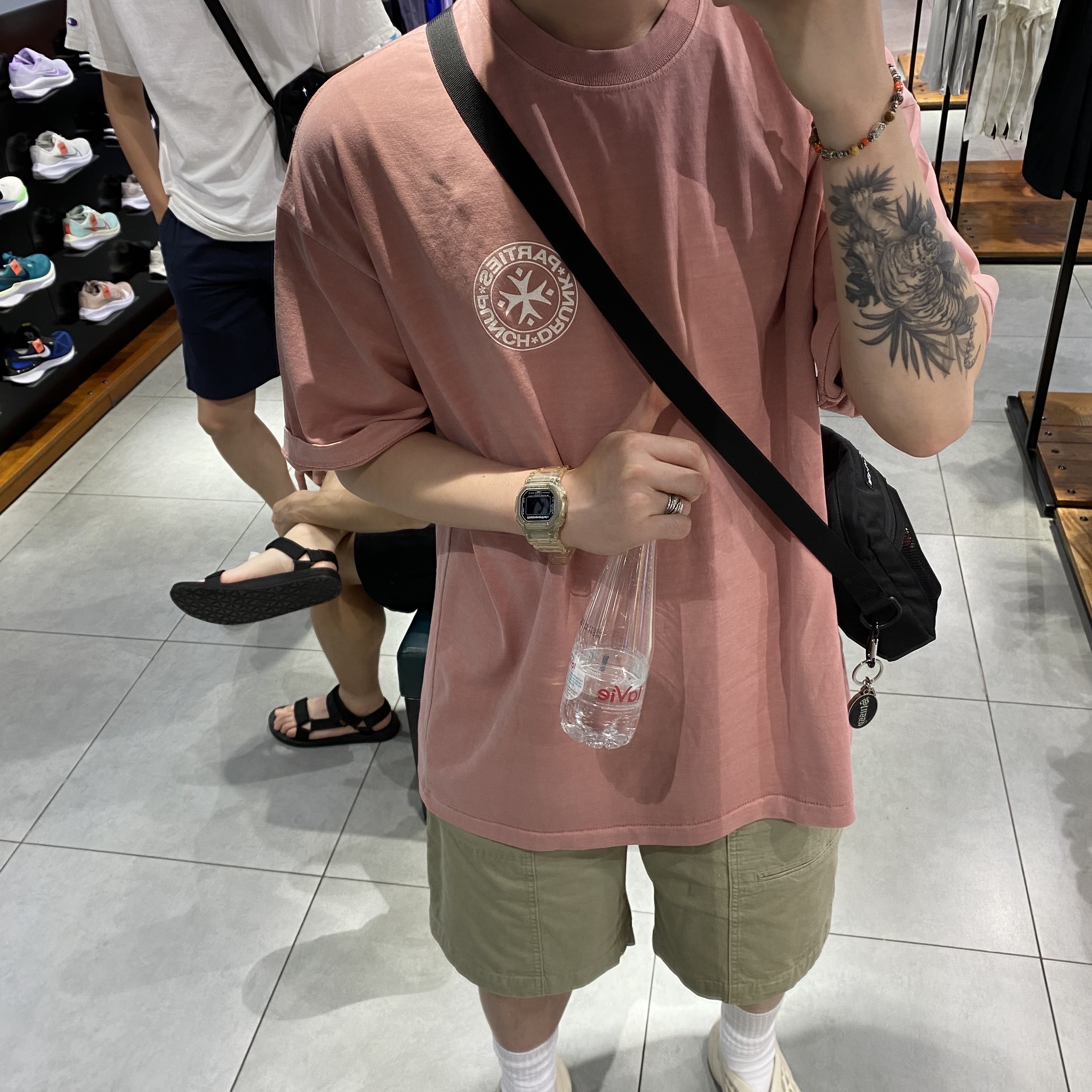 Adidas Yeezy Foam RNNR Sand, Punch Drunk Parties Circle Logo Garment Dyed Tee Indi Pink 착용 스타일 - 3