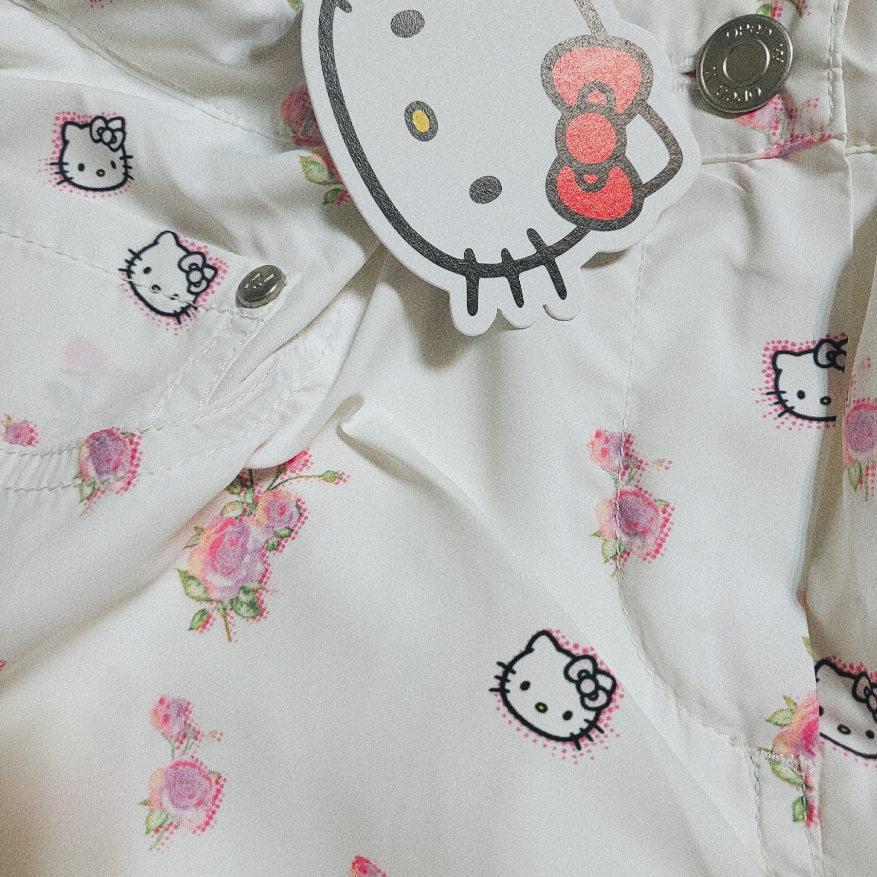 Open Yy x Hello Kitty Parachute Pants White 착용 스타일 - 1