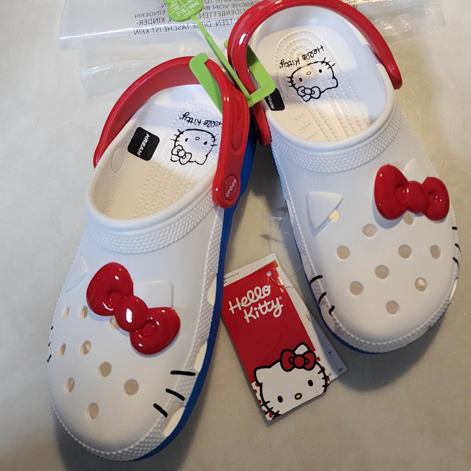 (W) Crocs x Hello Kitty Classic Clog White 착용 스타일