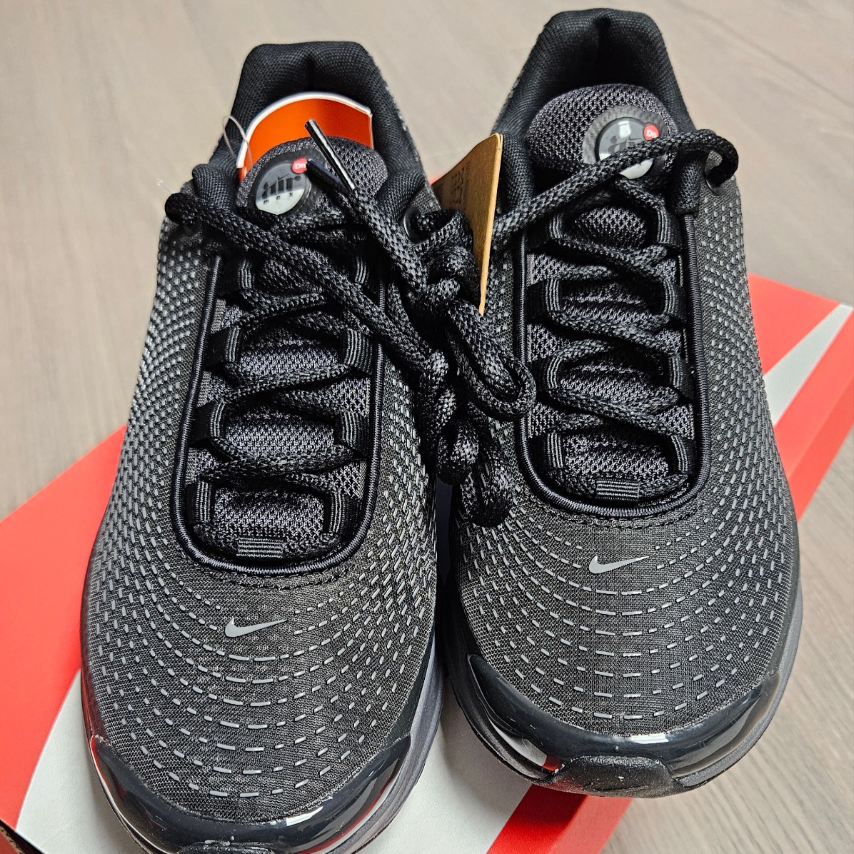 Nike Air Max Dn Black Light Crimson 착용 스타일 - 2