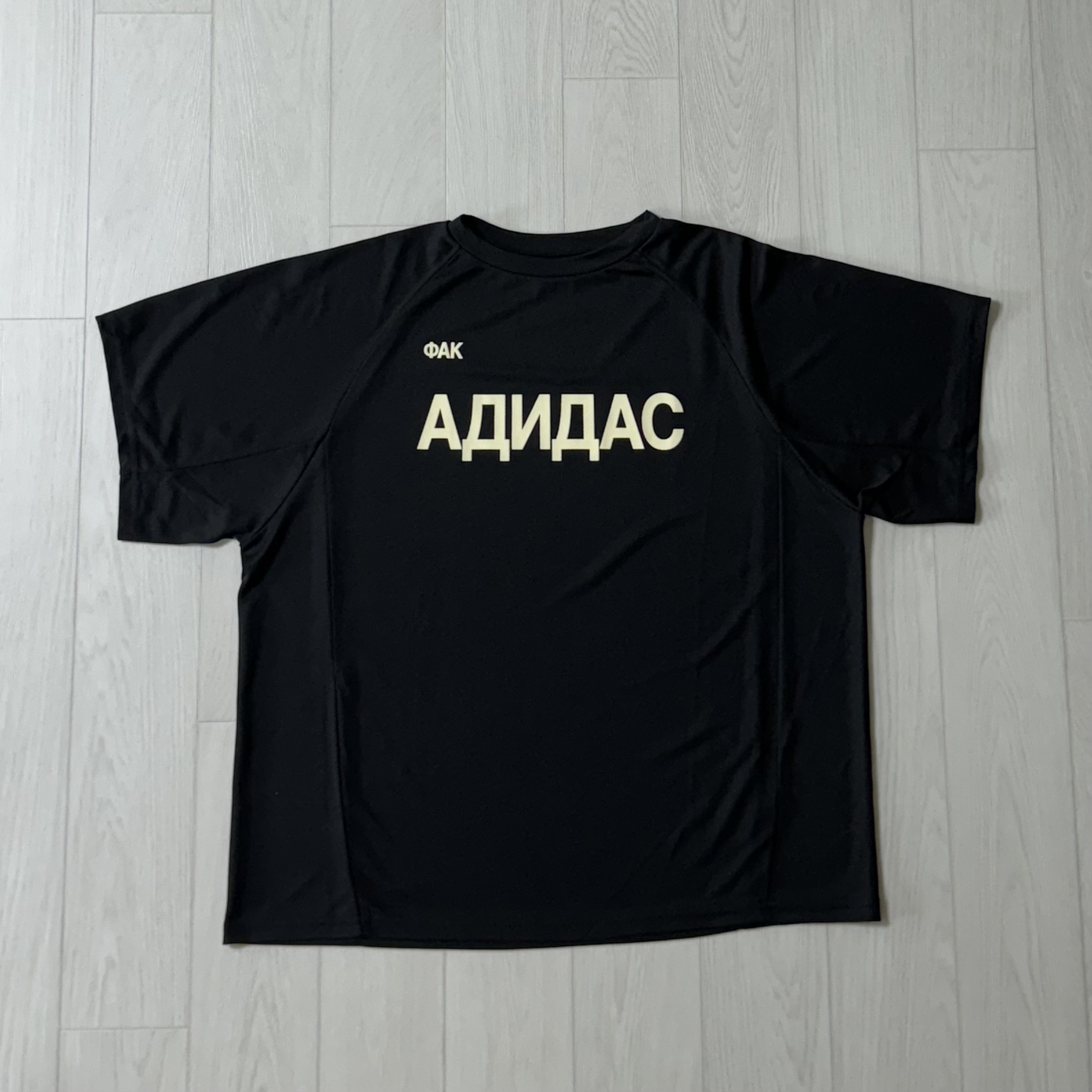 Yeezy x Gosha Rubchinskiy YZY Black Dogs Hoodie Black, Yeezy x Gosha Rubchinskiy YZY Jersey Black 착용 스타일 - 2