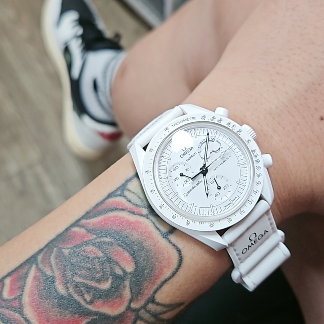 Swatch x Omega x Snoopy Bioceramic Moonswatch Mission To The Moonphase Full Moon, (W) Jordan 1 x Travis Scott Retro Low OG SP Medium Olive 착용 스타일