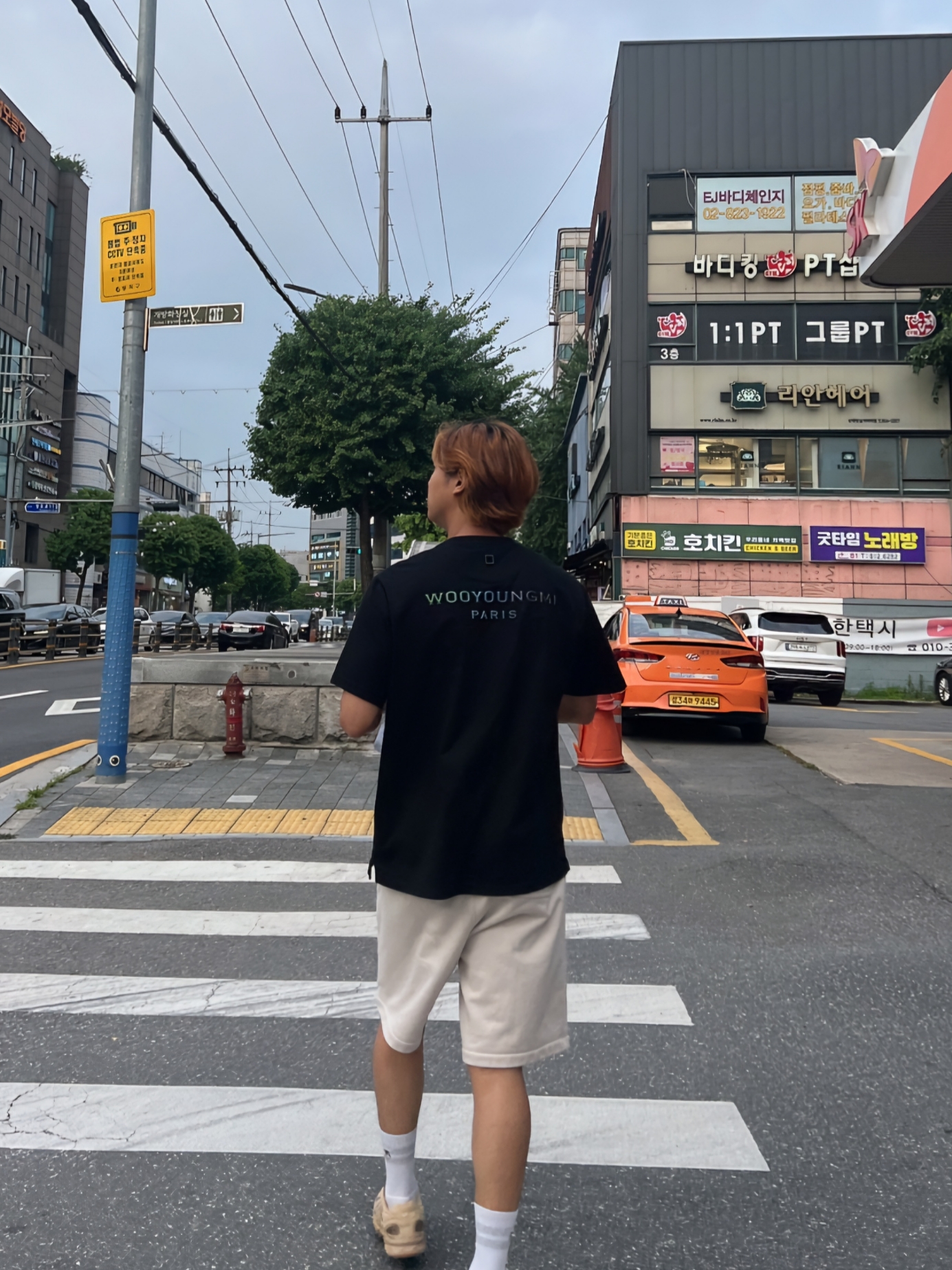 Wooyoungmi Gradation Embossed Back Logo T-Shirt Black - 24SS 착용 스타일 - 2