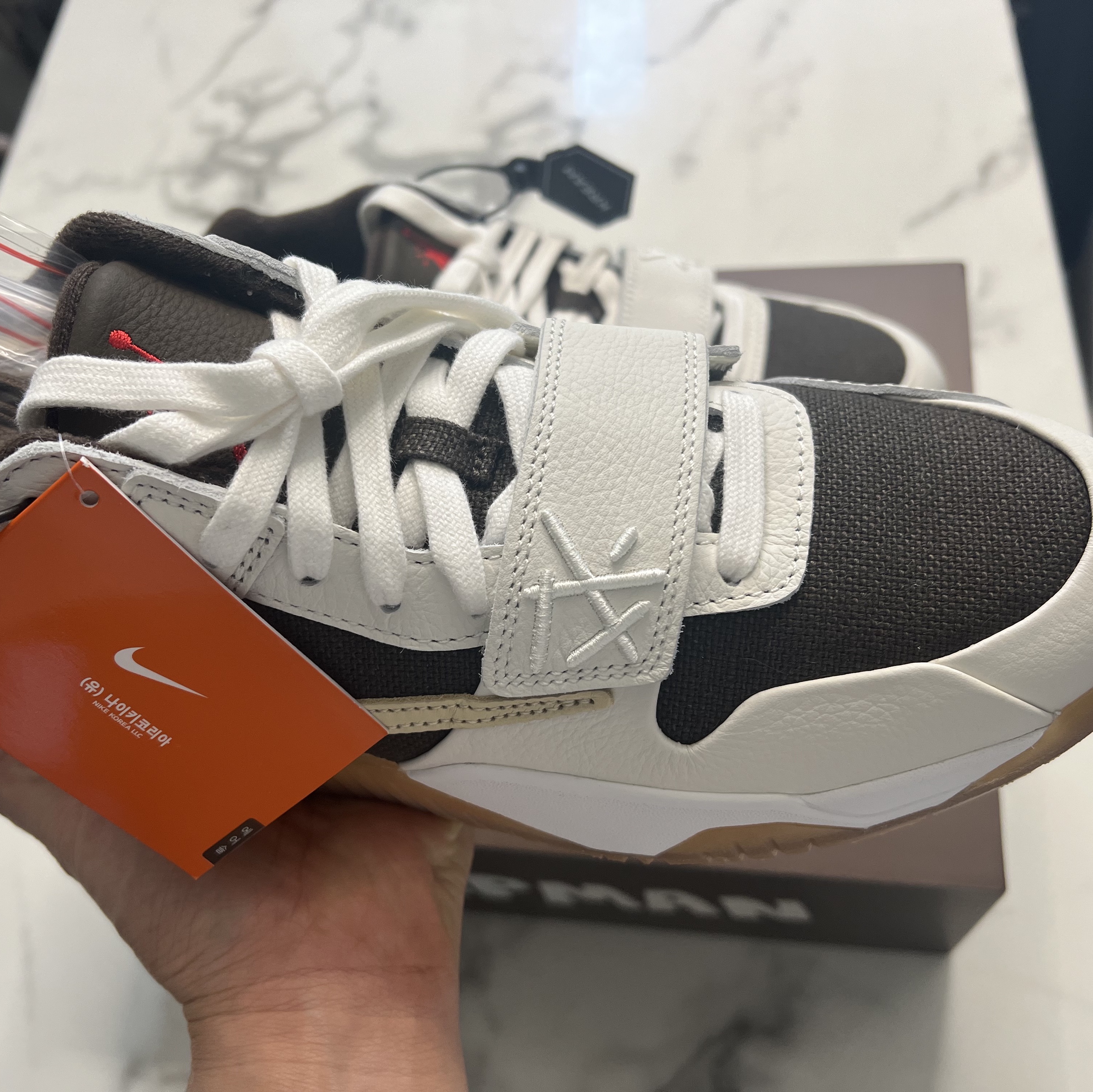 Jordan x Travis Scott Jumpman Jack TR Sail and Dark Mocha 착용 스타일 - 3