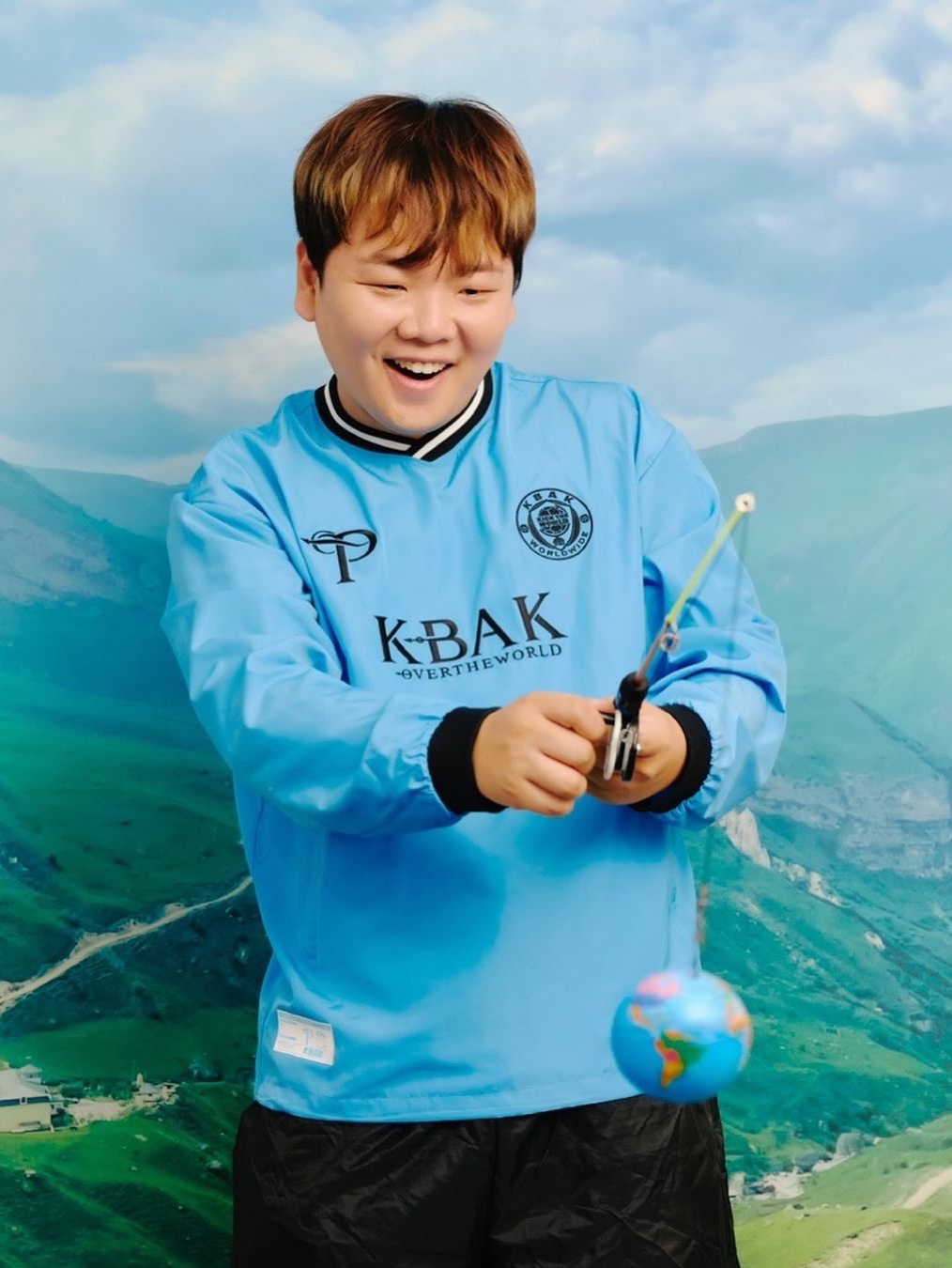 [예약 배송] Over The Pitch x KBAK Jersey Home Blue, [예약 배송] Over The Pitch x KBAK Woven Sweat Top Blue 착용 스타일 - 4