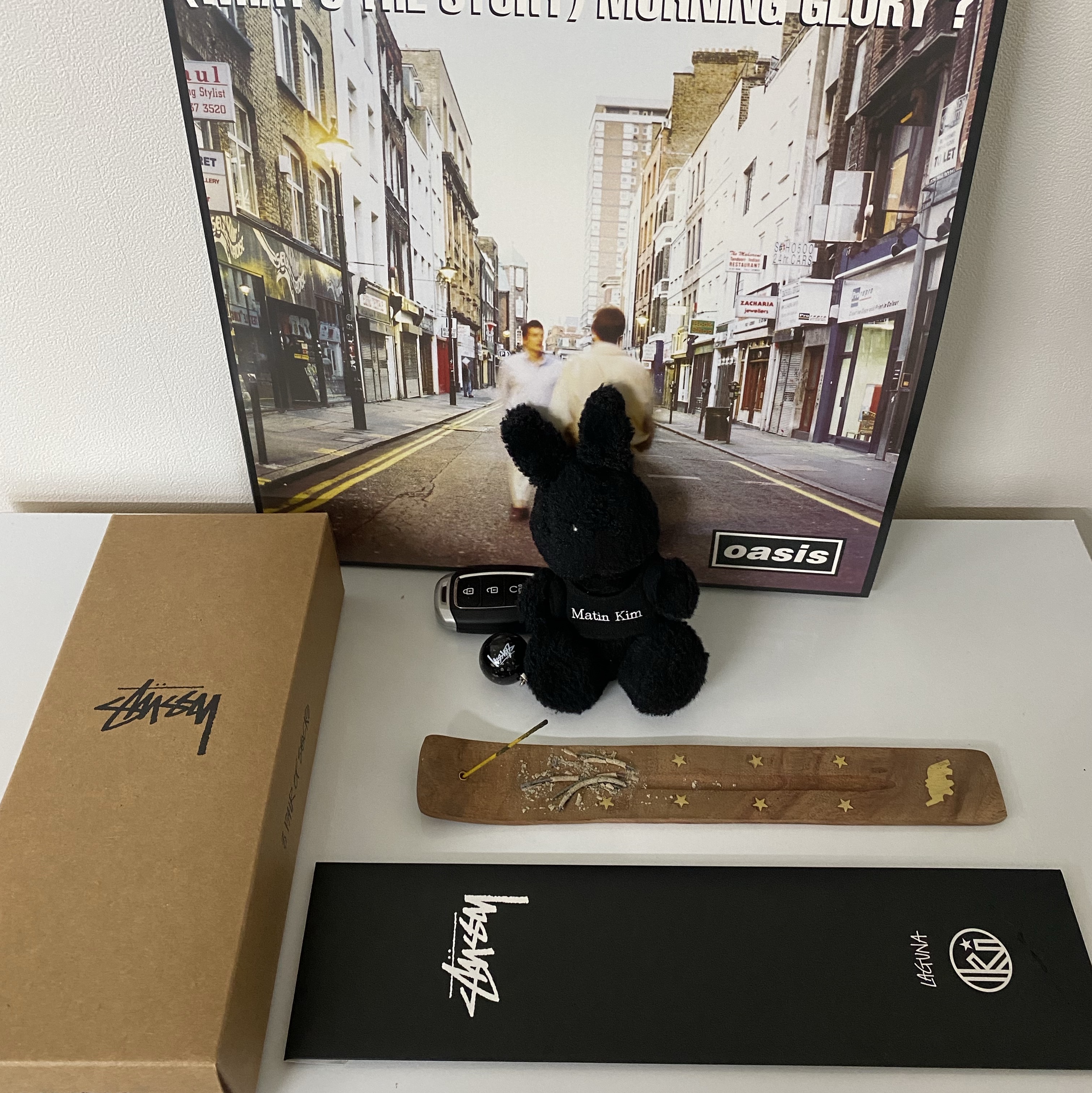 Stussy Small Stock Crew Socks White (3 Pack), Stussy 8 Ball Keychain Black 착용 스타일 - 1