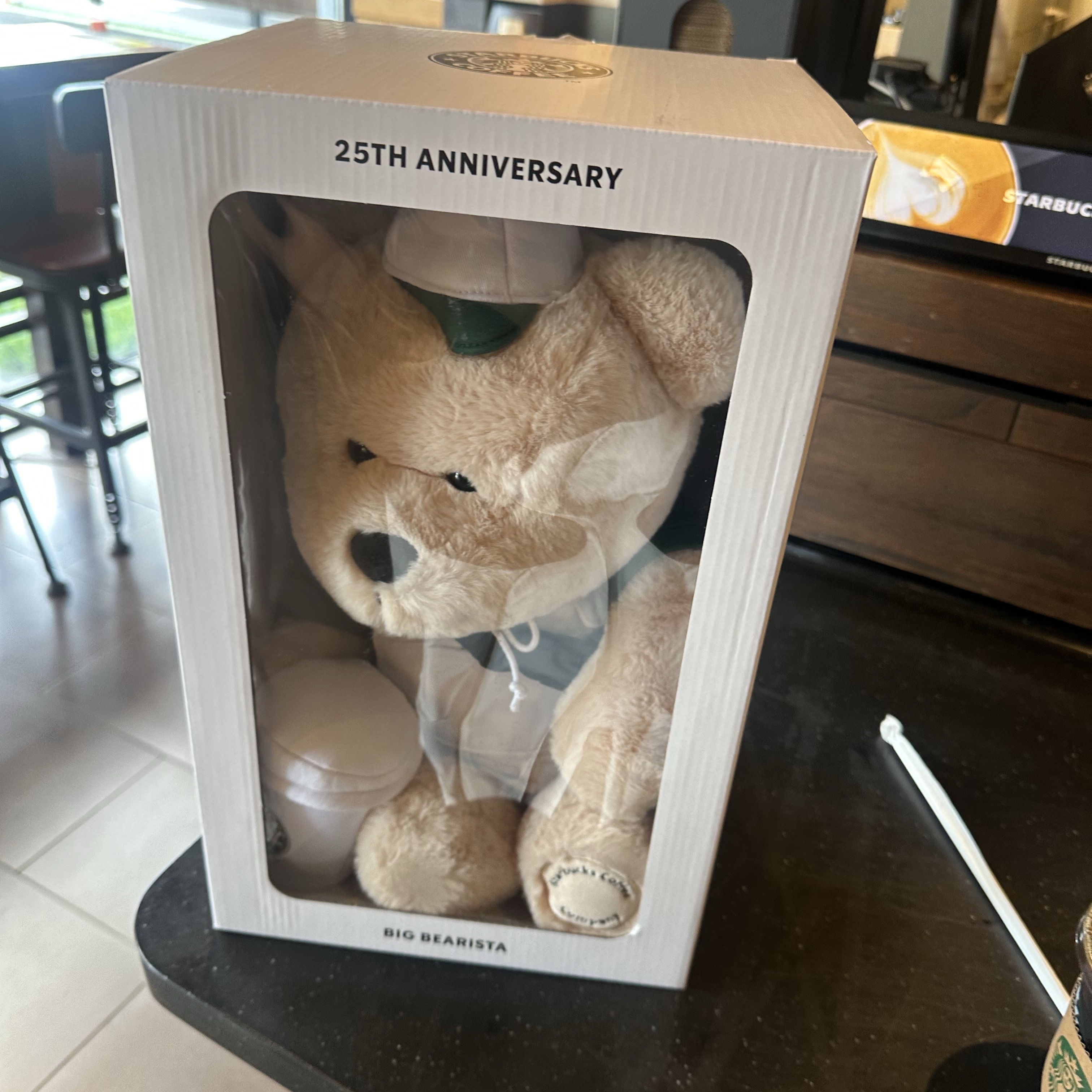 Starbucks 25th Anniversary Big Bearista 착용 스타일 - 2