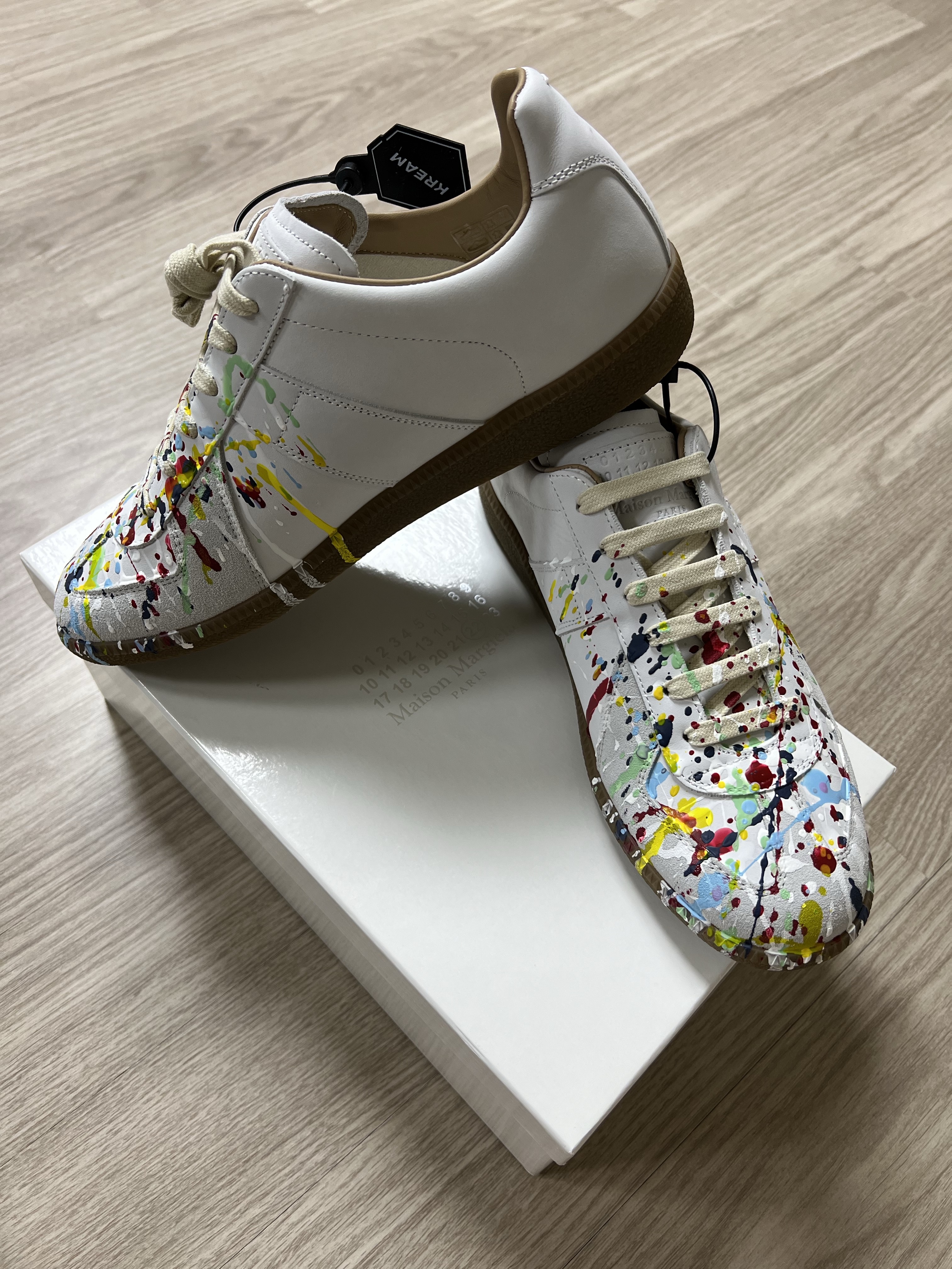 Maison Margiela Replica Paint Drop Sneakers 착용 스타일 - 2