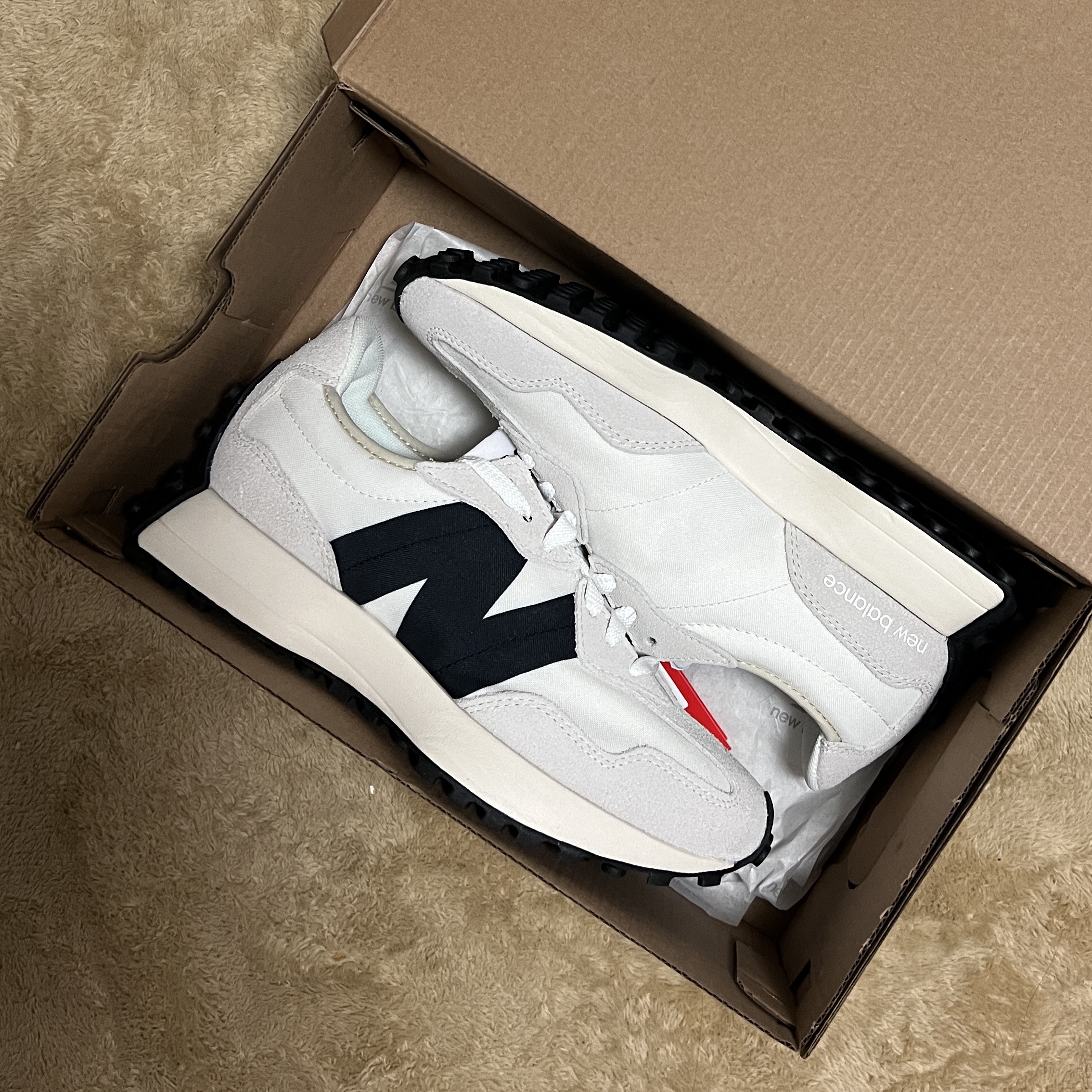 New Balance 327 White Black 착용 스타일