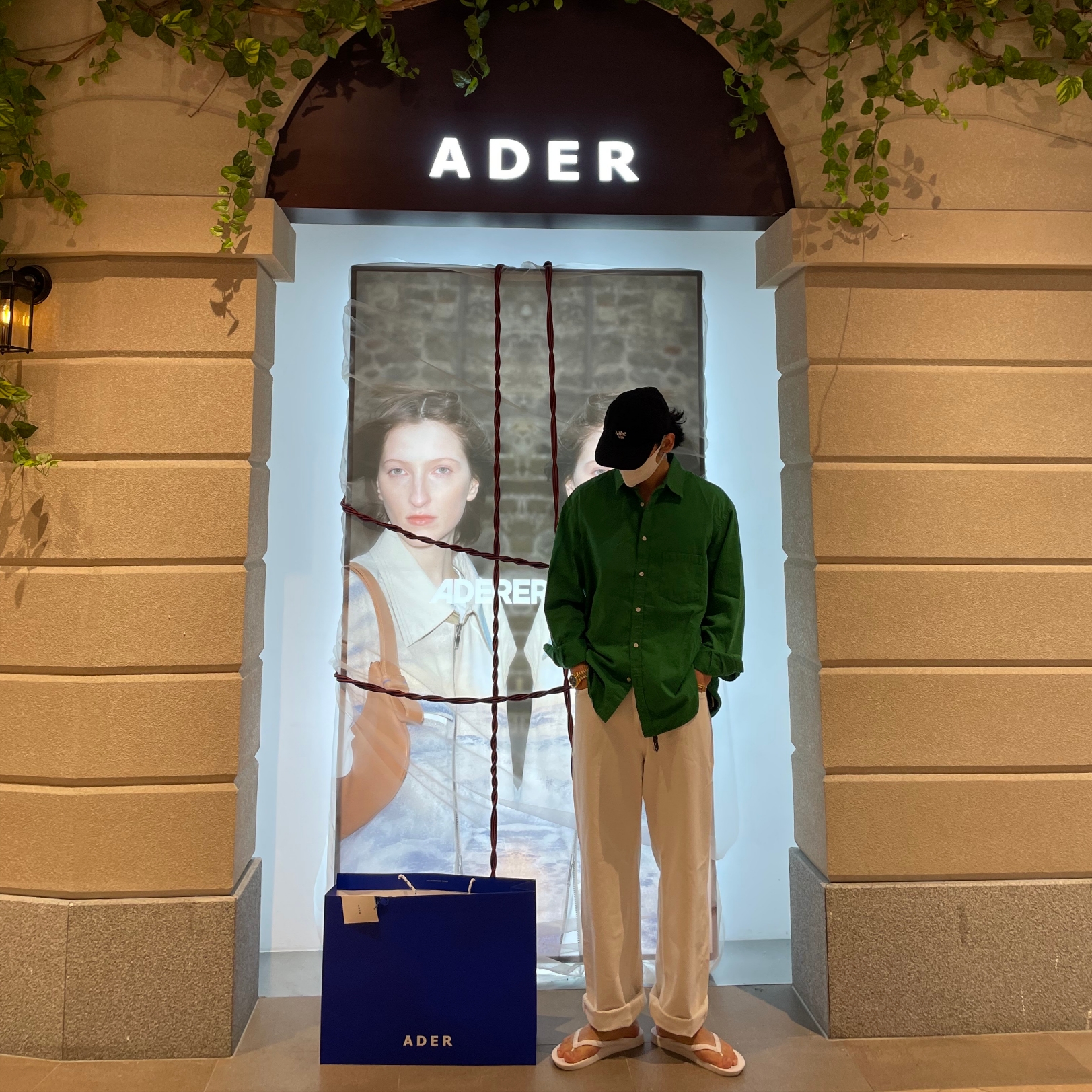 ARCHIES Arch Support Flip Flops White, Ader Error x Disney Donald Duck T-Shirt 01 Off White 착용 스타일 - 2