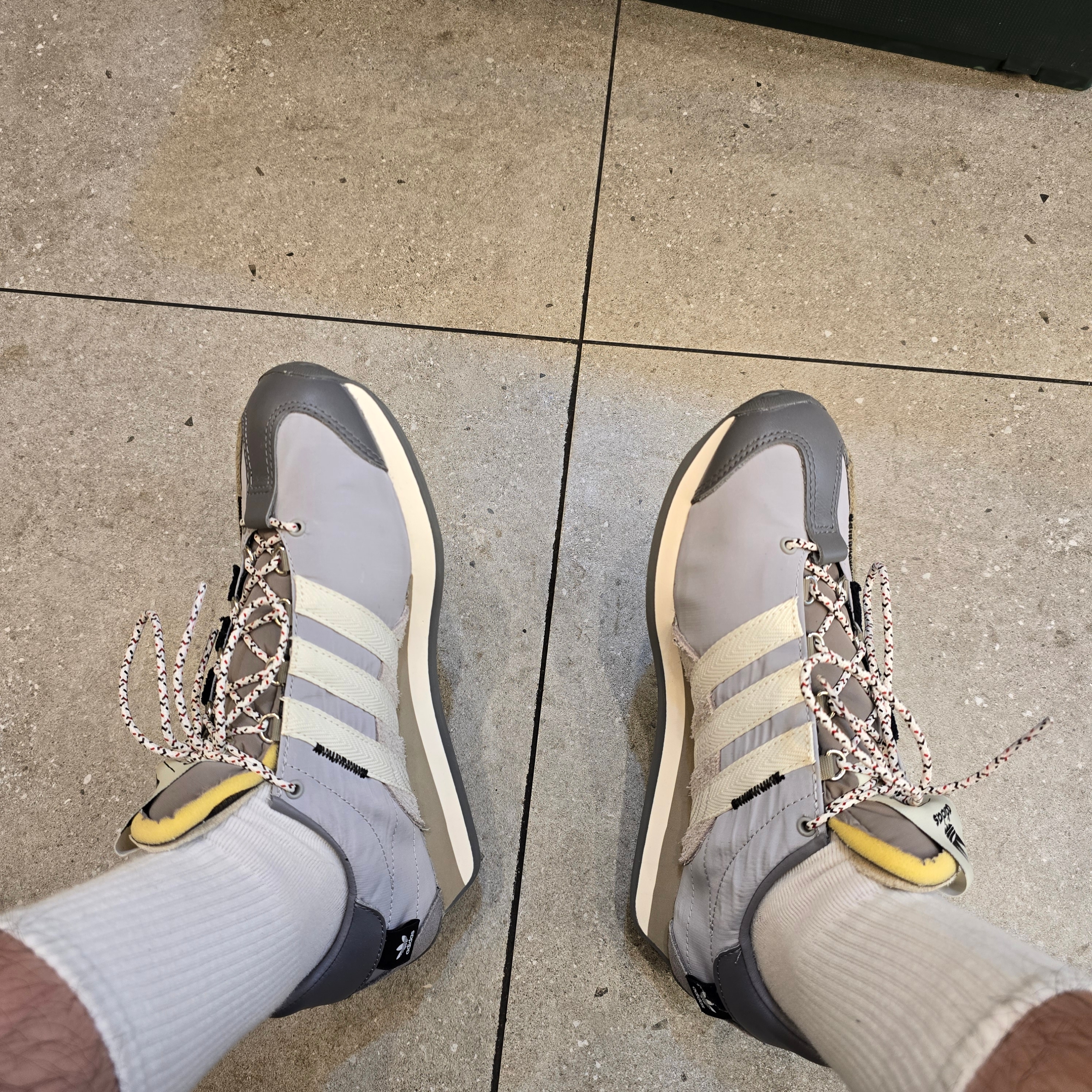 Adidas x Song for the Mute Country OG Grey Two Core Black 착용 스타일 - 1