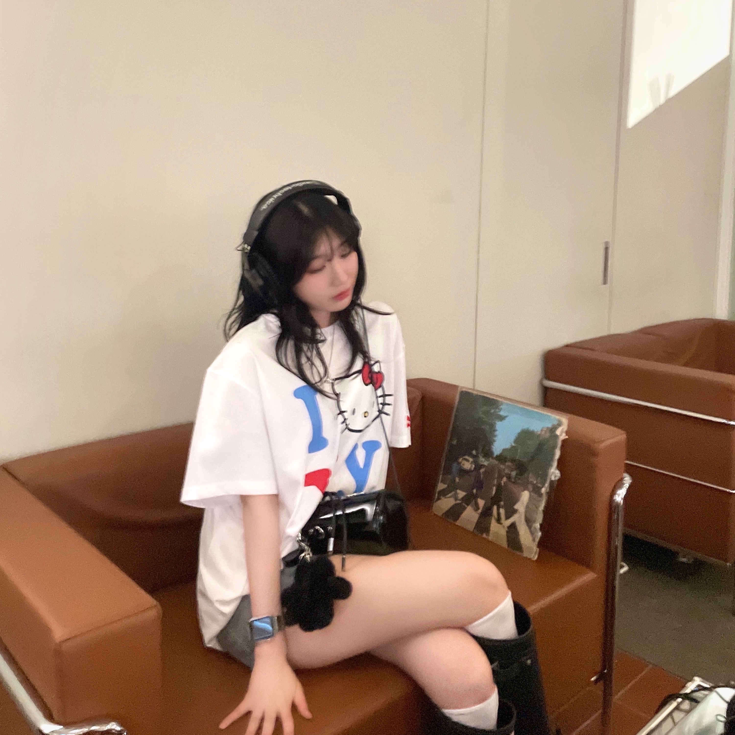 Open Yy x Hello Kitty T-Shirt White, Godashin Cats Keyring Black 착용 스타일 - 1
