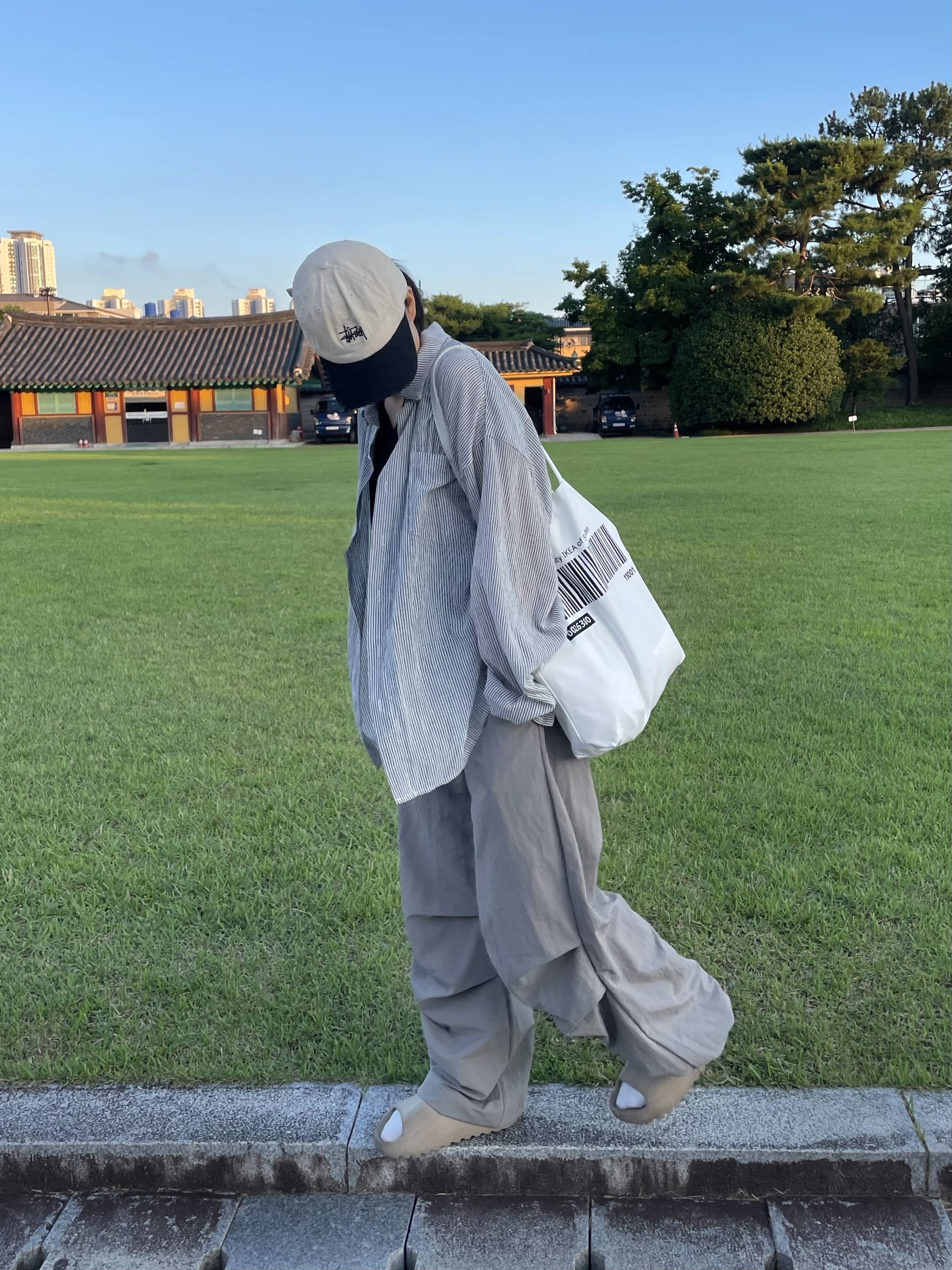 Adidas Yeezy Slide Pure 착용 스타일 - 5