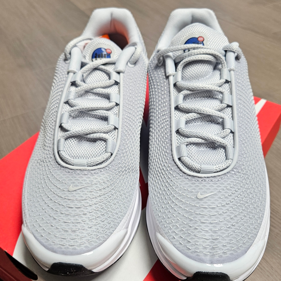 Nike Air Max Dn Pure Platinum Hyper Royal 착용 스타일 - 2