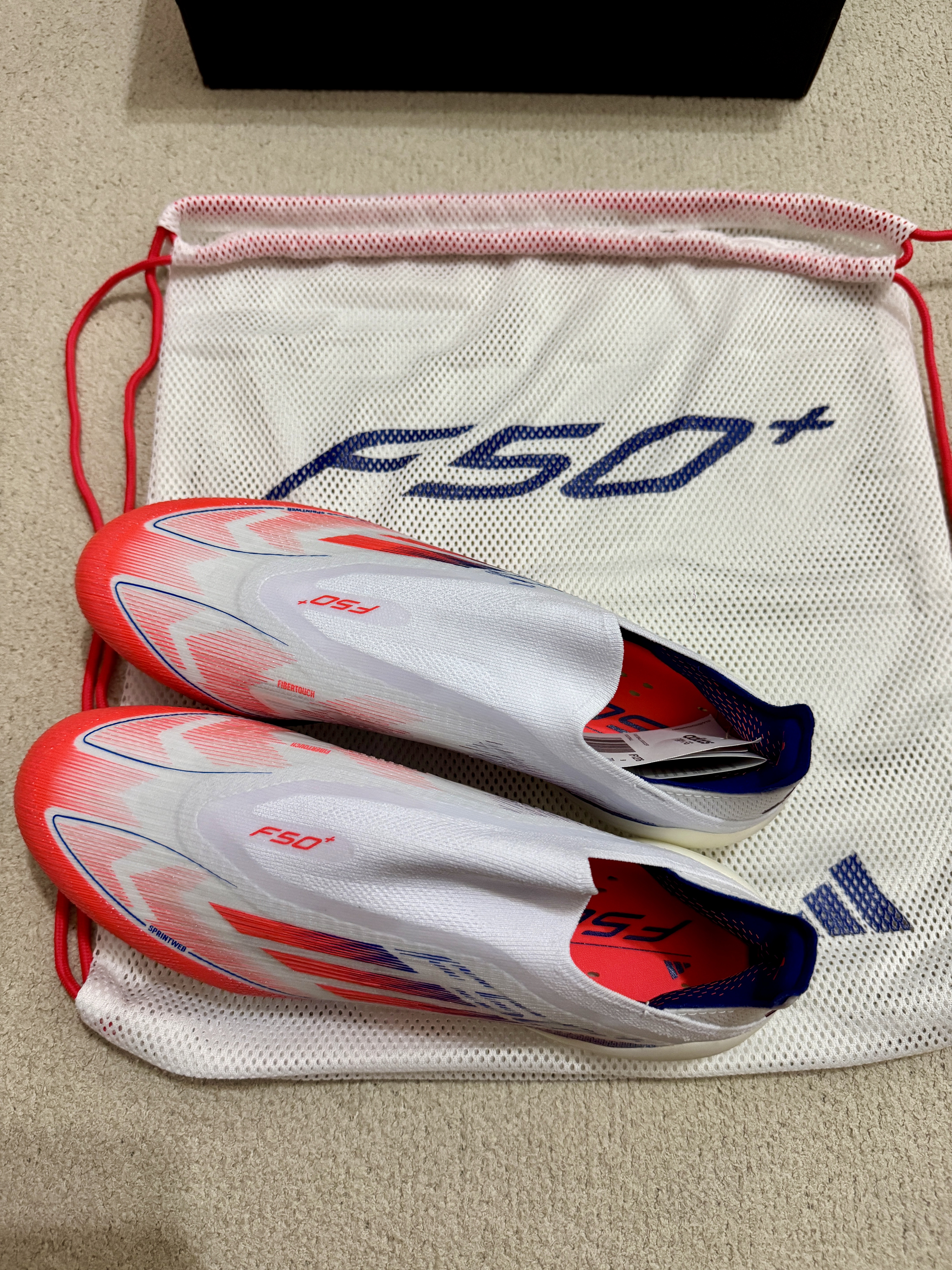 Adidas F50+ FG Cloud White Solar Red 착용 스타일 - 2