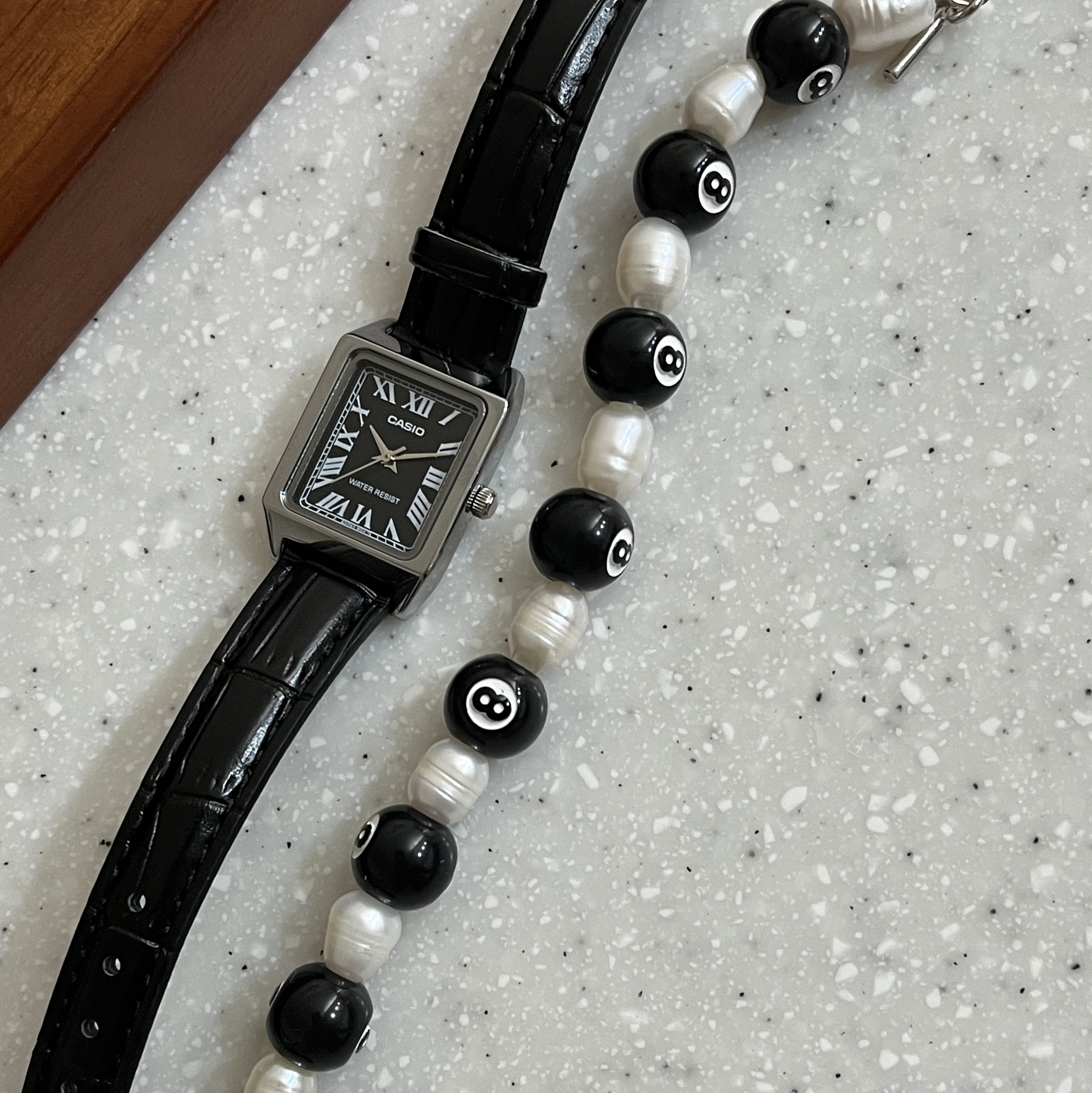 TOWTOW.ARCHIVE Boy'S Pearl Bracelet Black White 착용 스타일 - 2