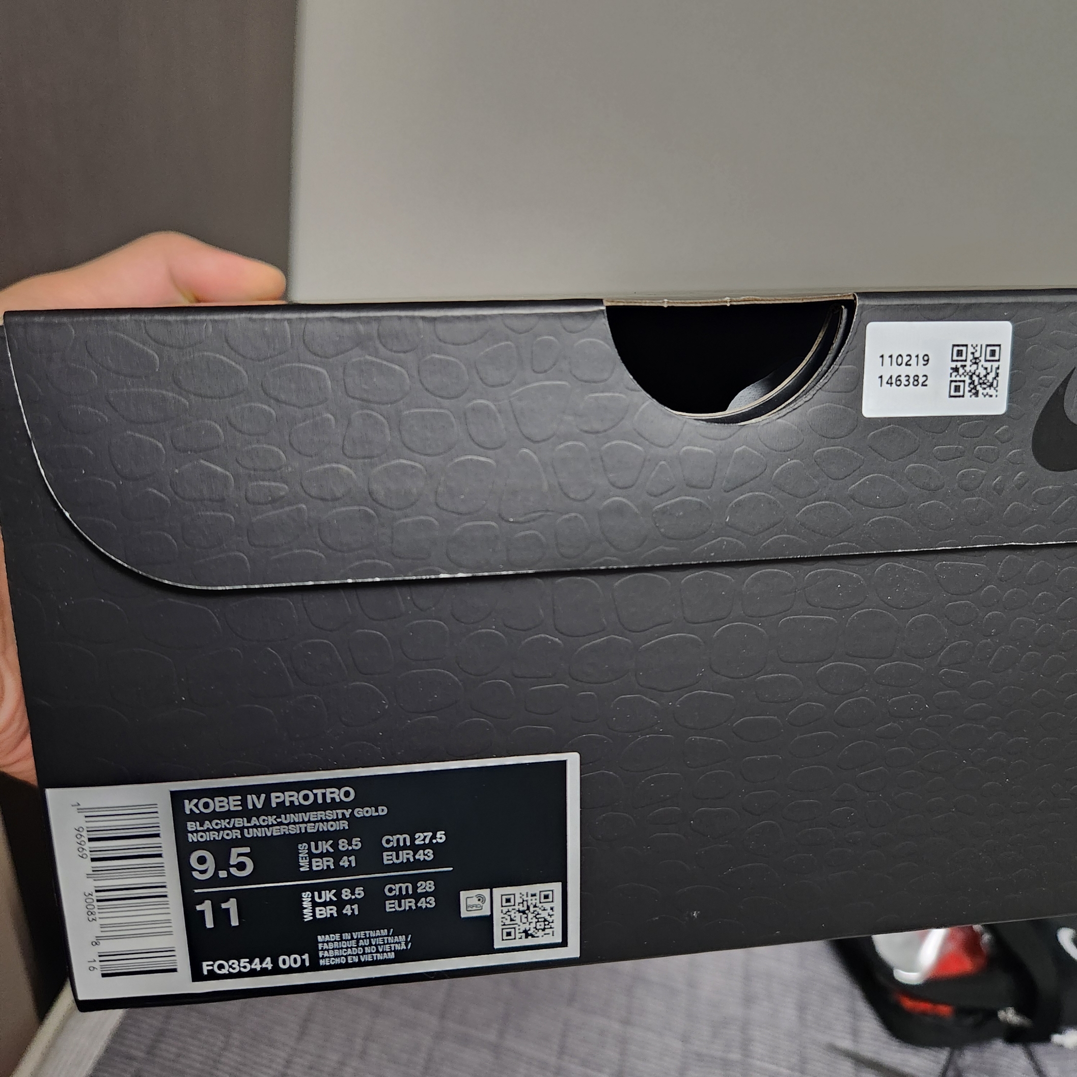 Nike Kobe 4 Protro Black University Gold 착용 스타일 - 2