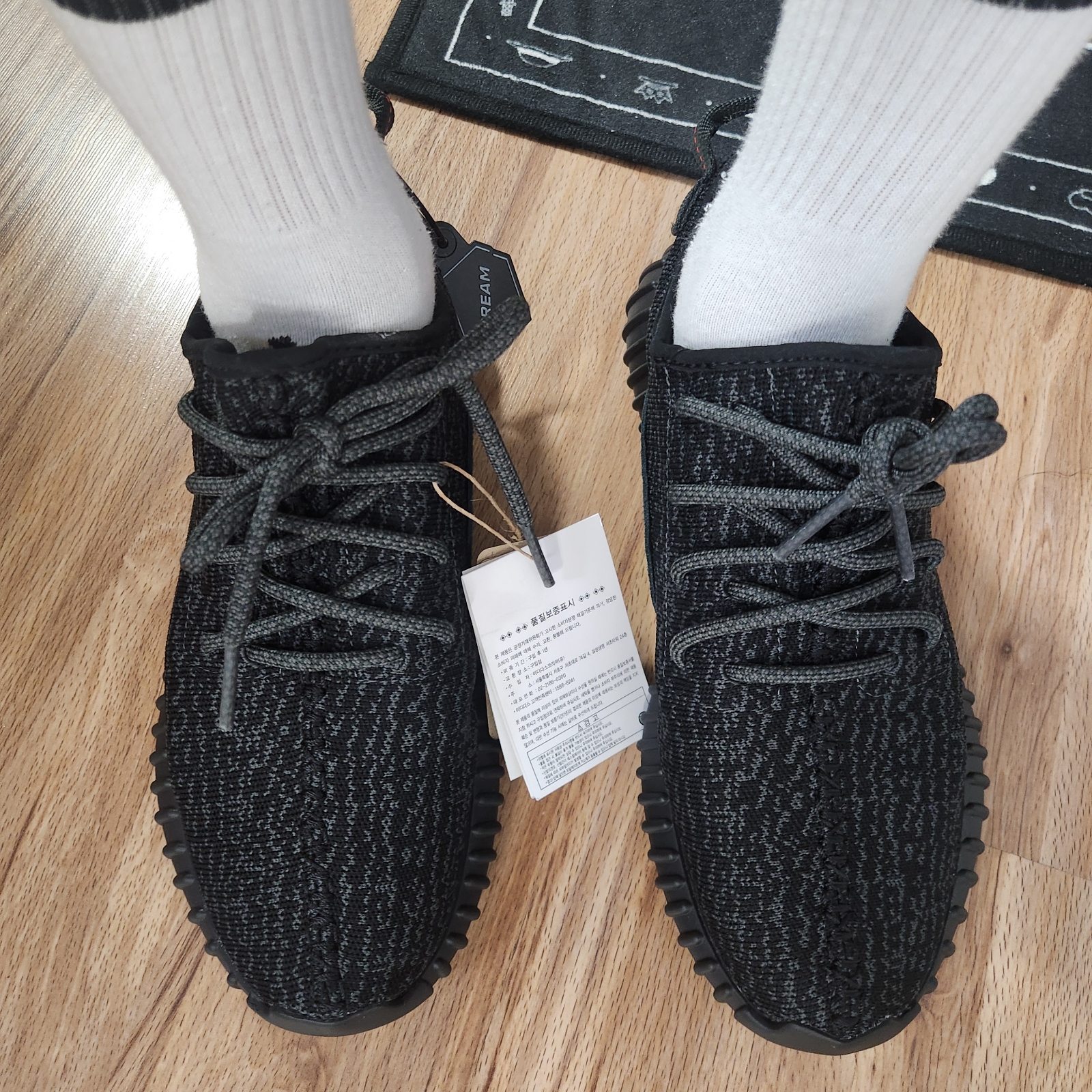 Adidas Yeezy Boost 350 Pirate Black 2023 착용 스타일
