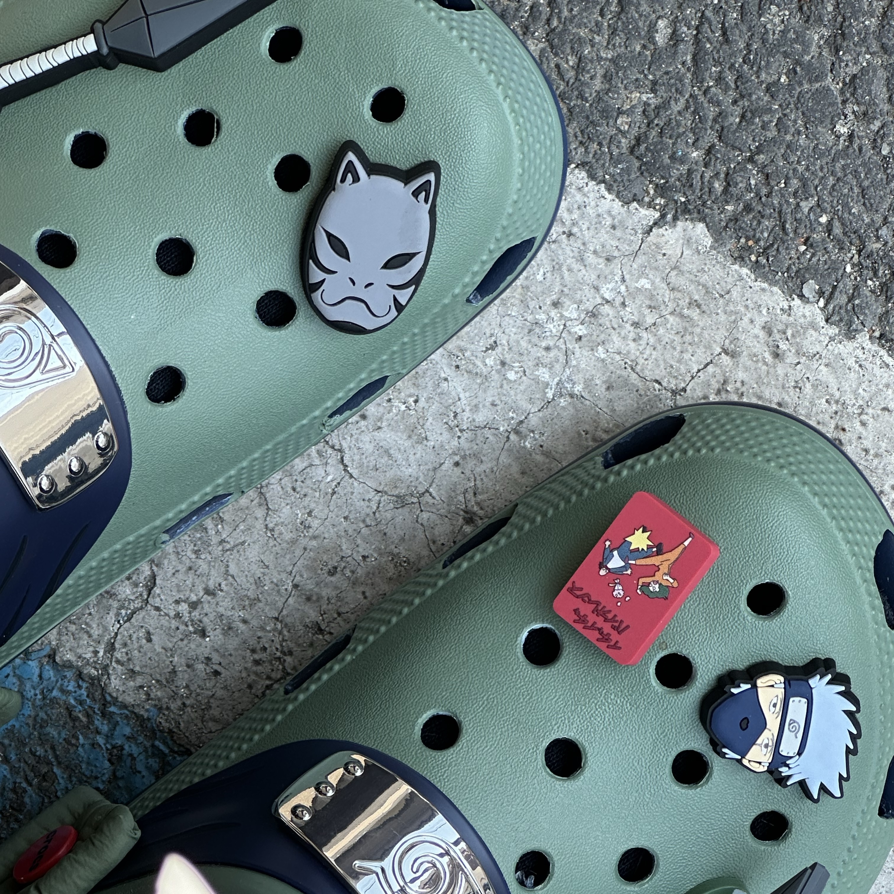 Crocs x Naruto Classic Clog Kakashi 착용 스타일
