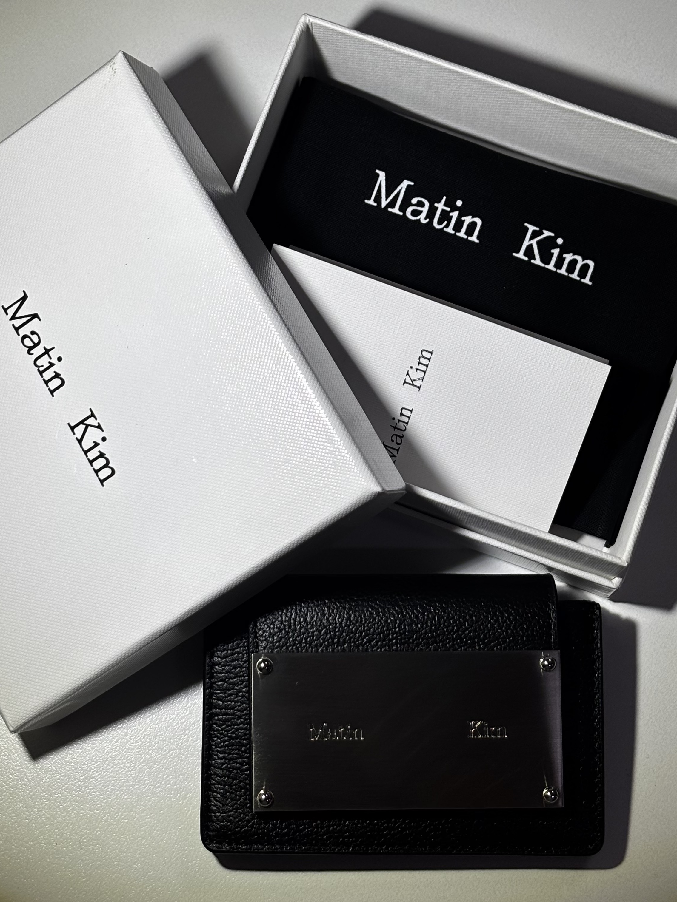 Matin Kim Accordion Wallet Black 착용 스타일 - 3