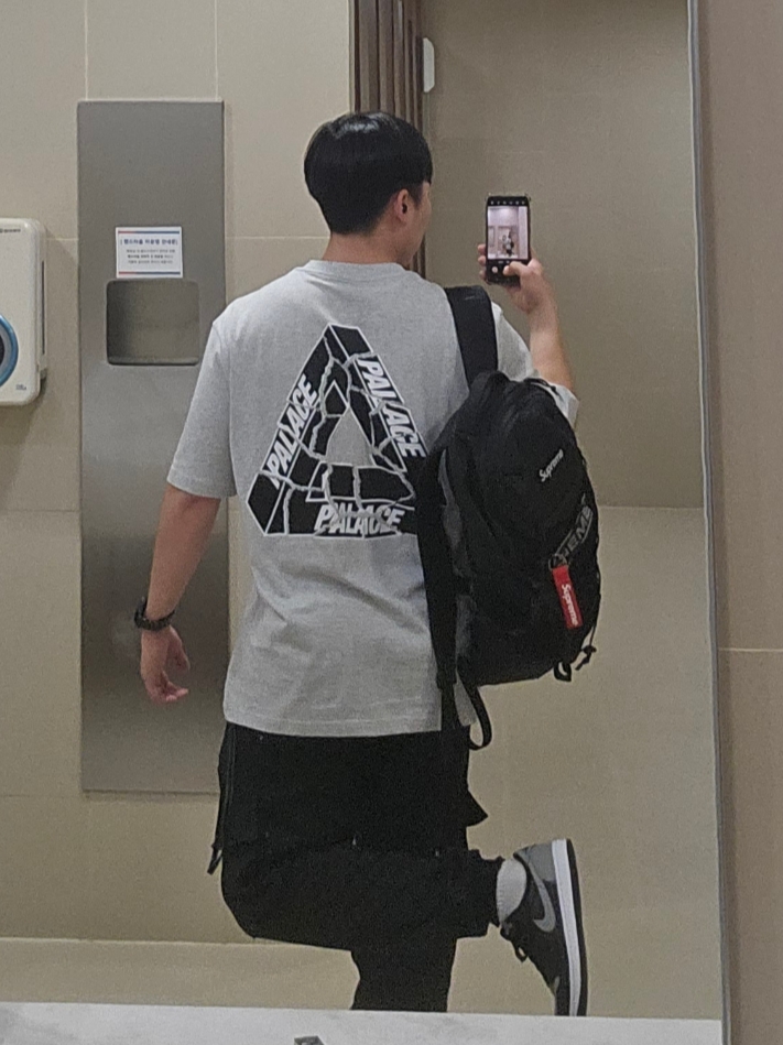 Palace Tri-Ripped T-Shirt Gray Marl - 23FW, Supreme Backpack Black - 23FW 착용 스타일