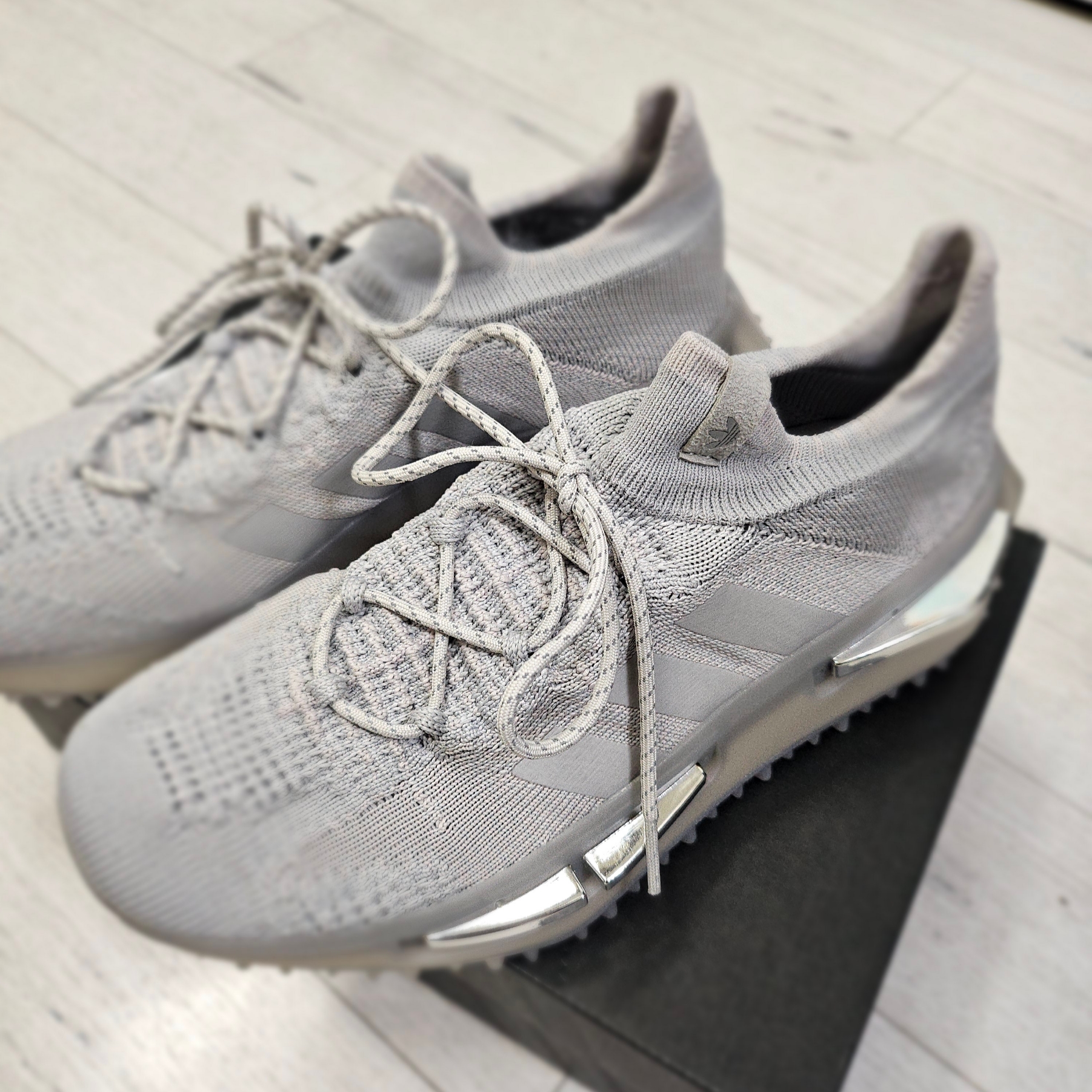 Adidas NMD S1 Grey Two Silver Metallic 착용 스타일 - 4