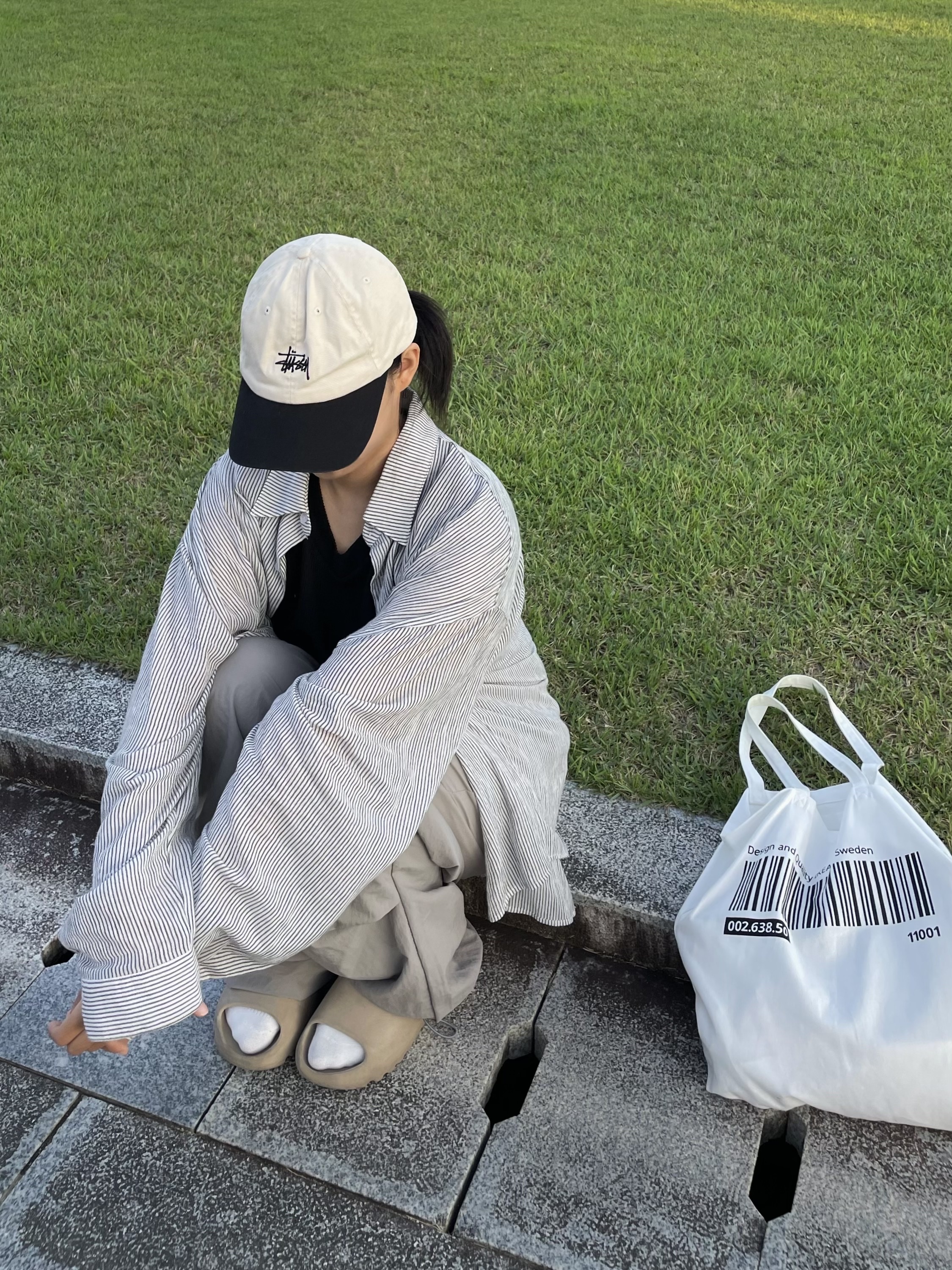 Adidas Yeezy Slide Pure 착용 스타일 - 2