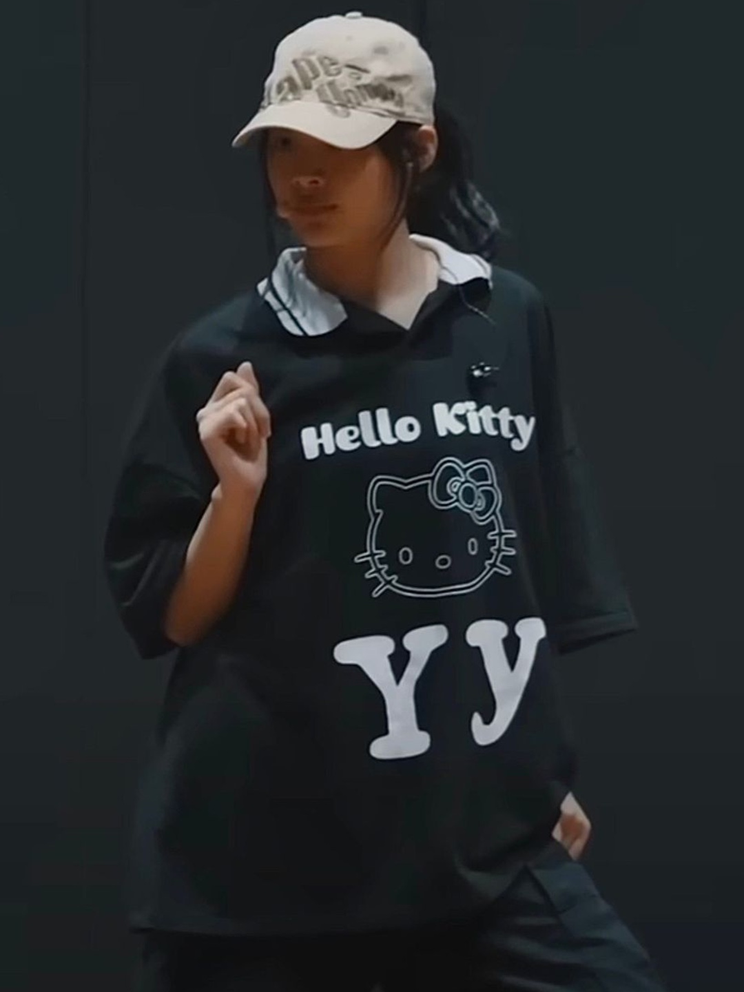 Open Yy x Hello Kitty Baby T-Shirt Pink, Open Yy x Hello Kitty Collared T-Shirt Black 착용 스타일 - 6
