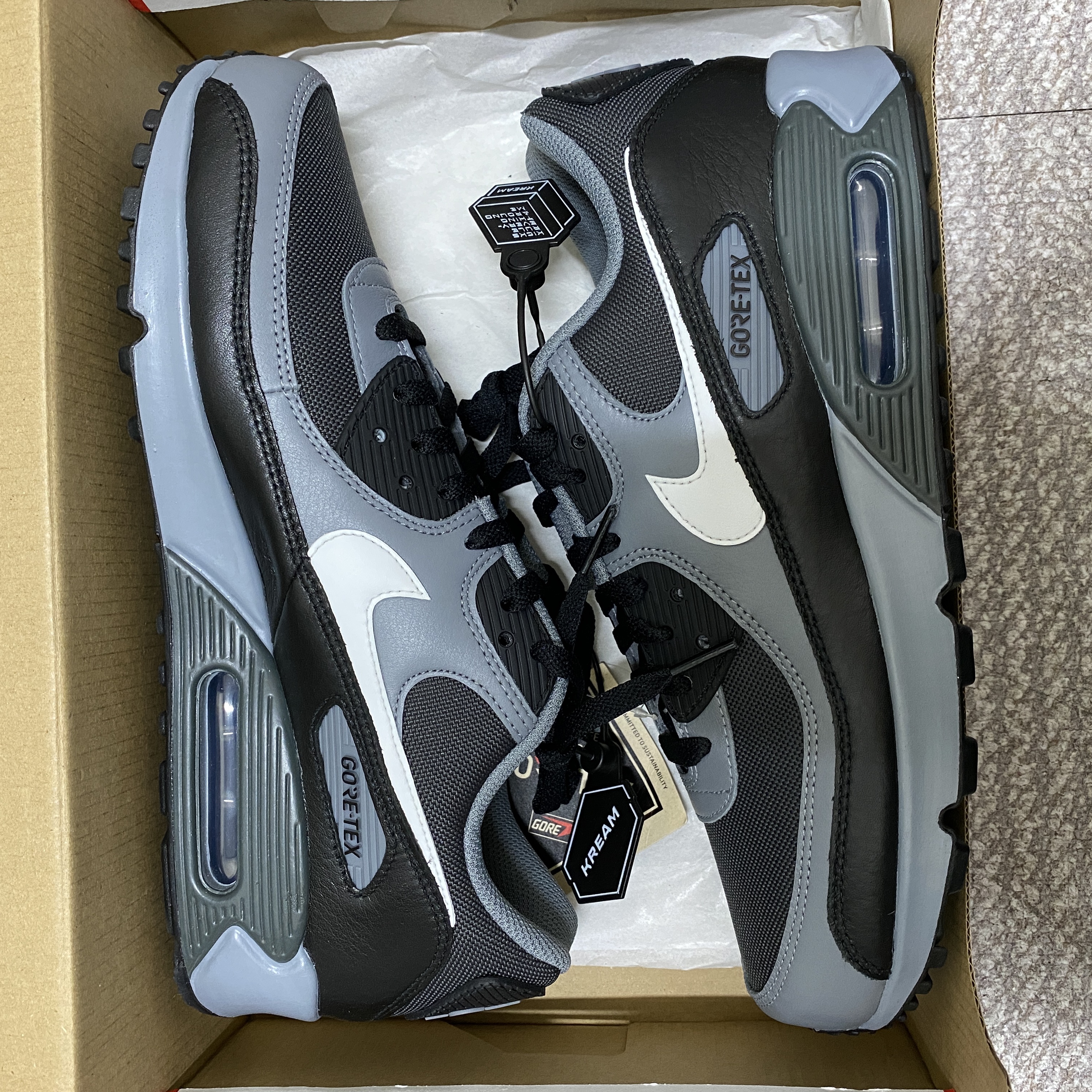 Nike Air Max 90 Gore-Tex Dark Smoke Grey Cool Grey 착용 스타일 - 2