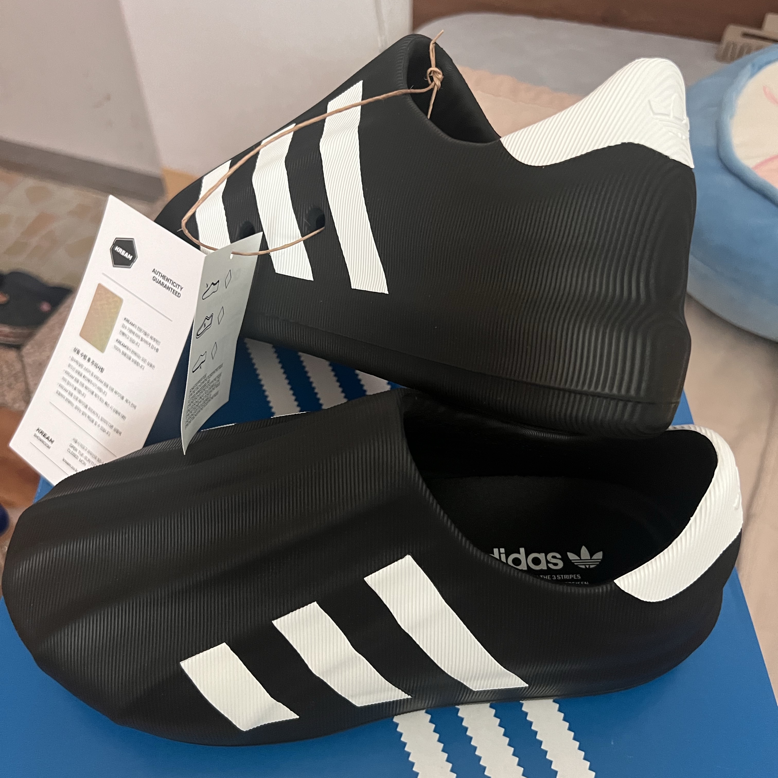 Adidas Adifom Superstar Core Black Cloud White 착용 스타일