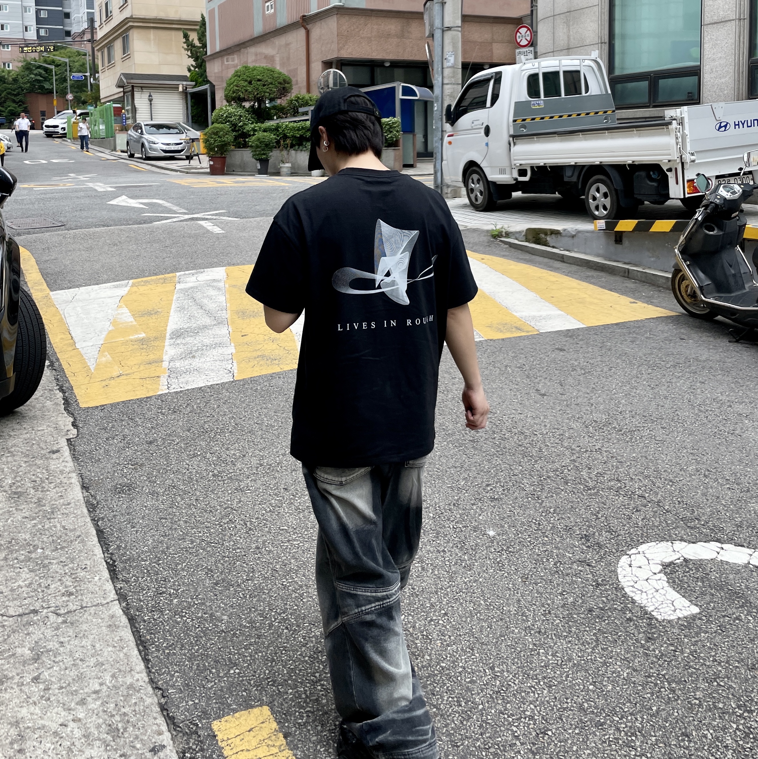 BLR Embossed Wave Washing Wide Denim Pants Blue 착용 스타일