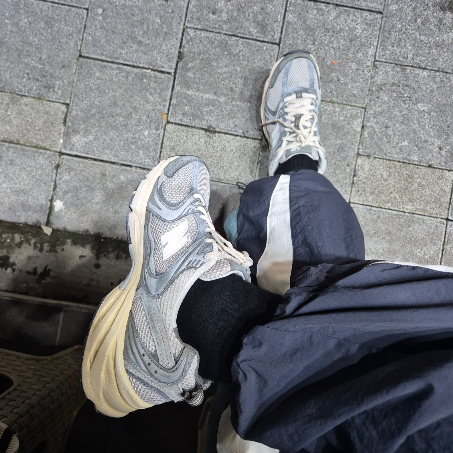 New Balance 530 Premium Vintage Grey Matter 착용 스타일 - 2