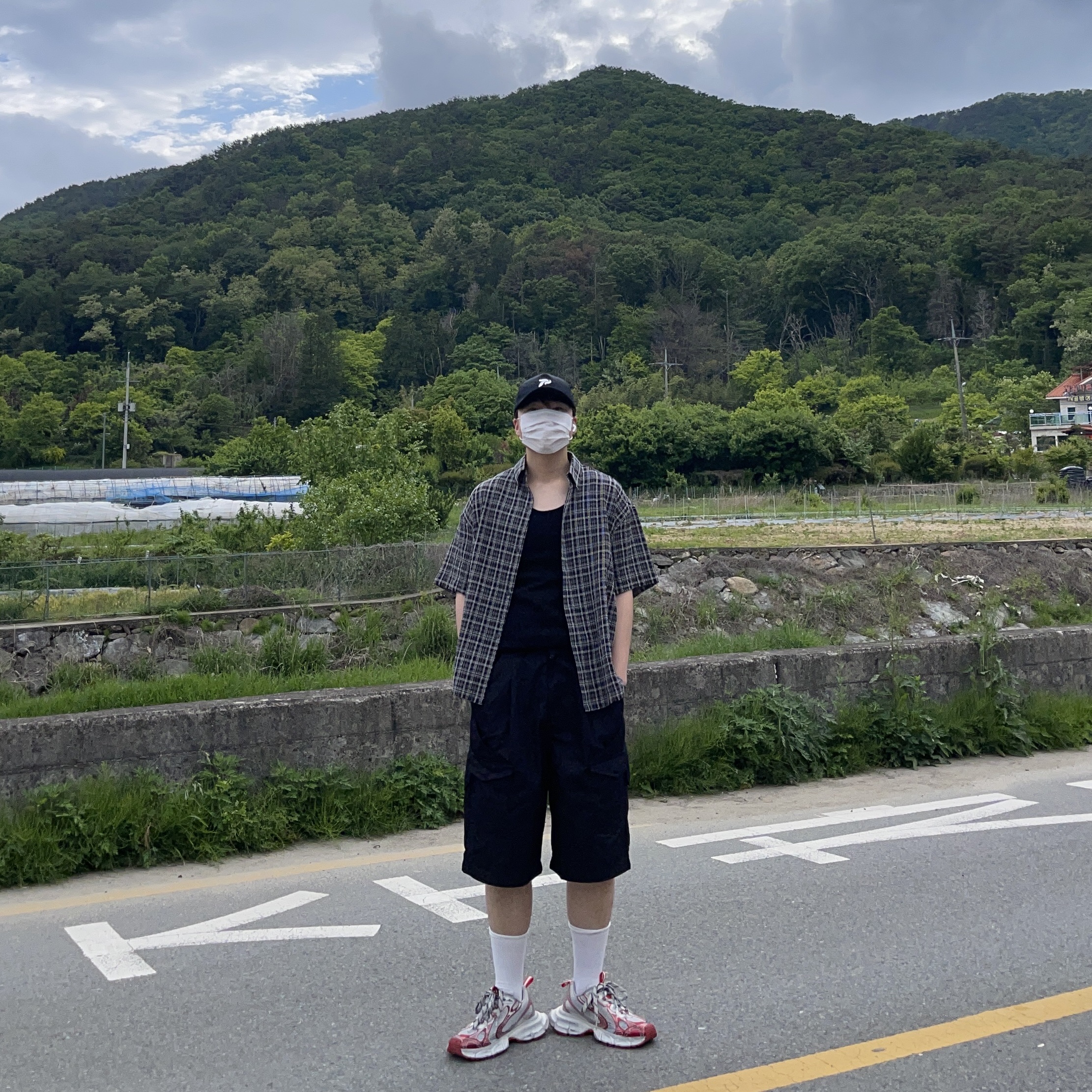 Balenciaga 3XL Sneakers White Red 착용 스타일 - 1