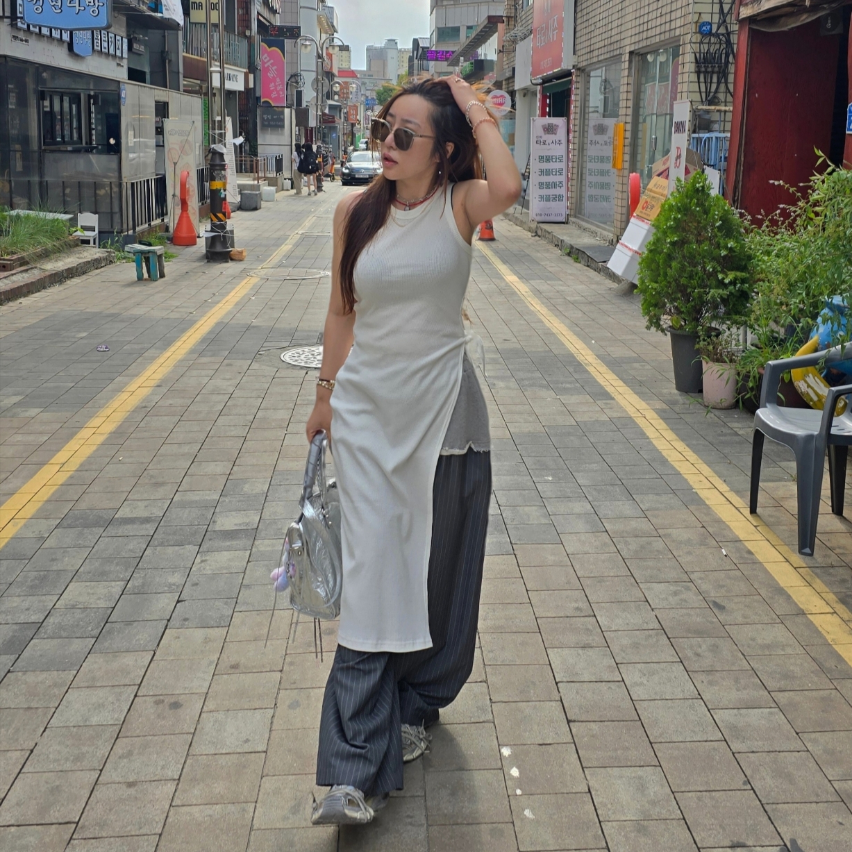 (W) Balenciaga 3XL Sneakers Light Beige, Balenciaga Le CIty Medium Metallized Bag Silver 착용 스타일 - 2