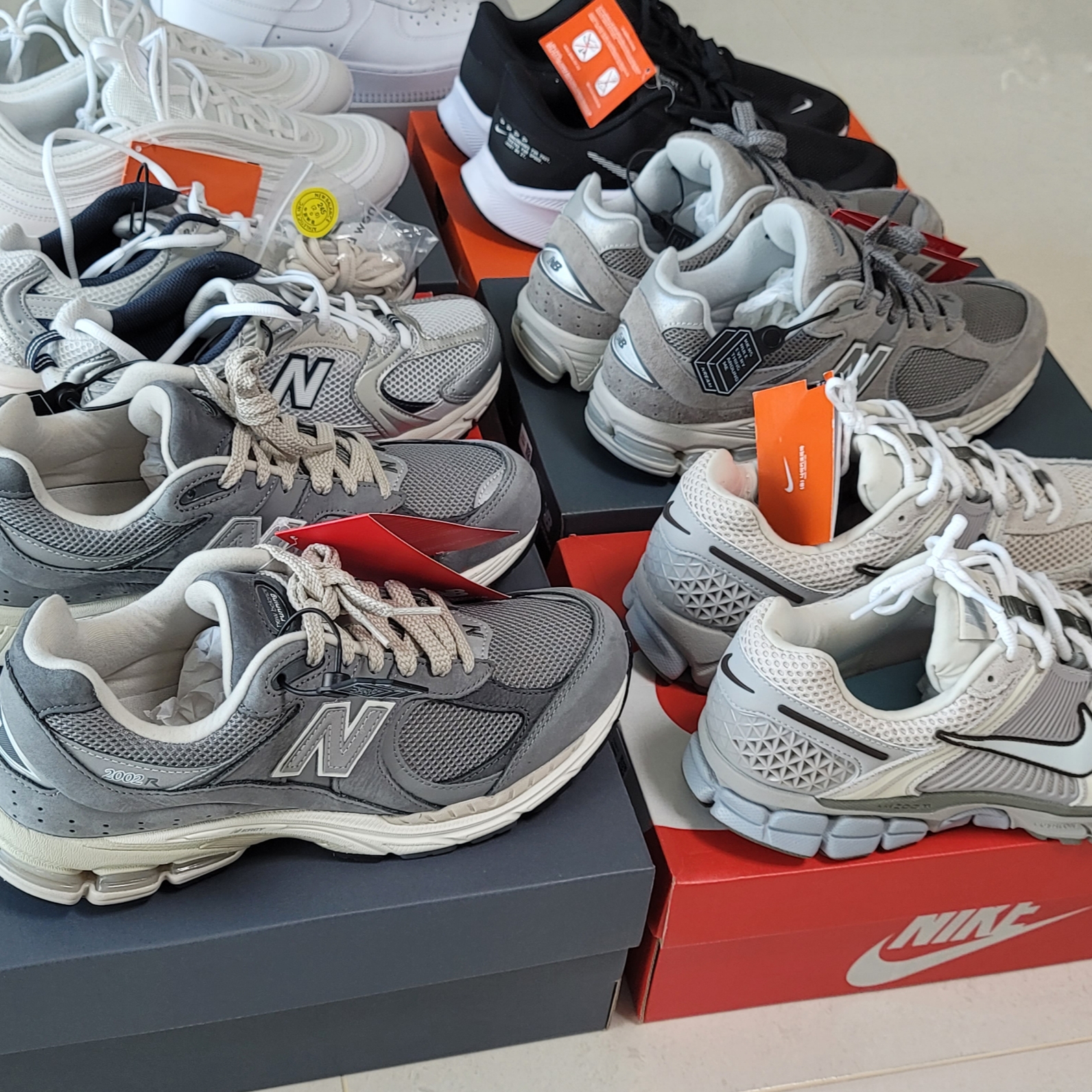 New Balance 2002R Premium Vintage Grey 착용 스타일