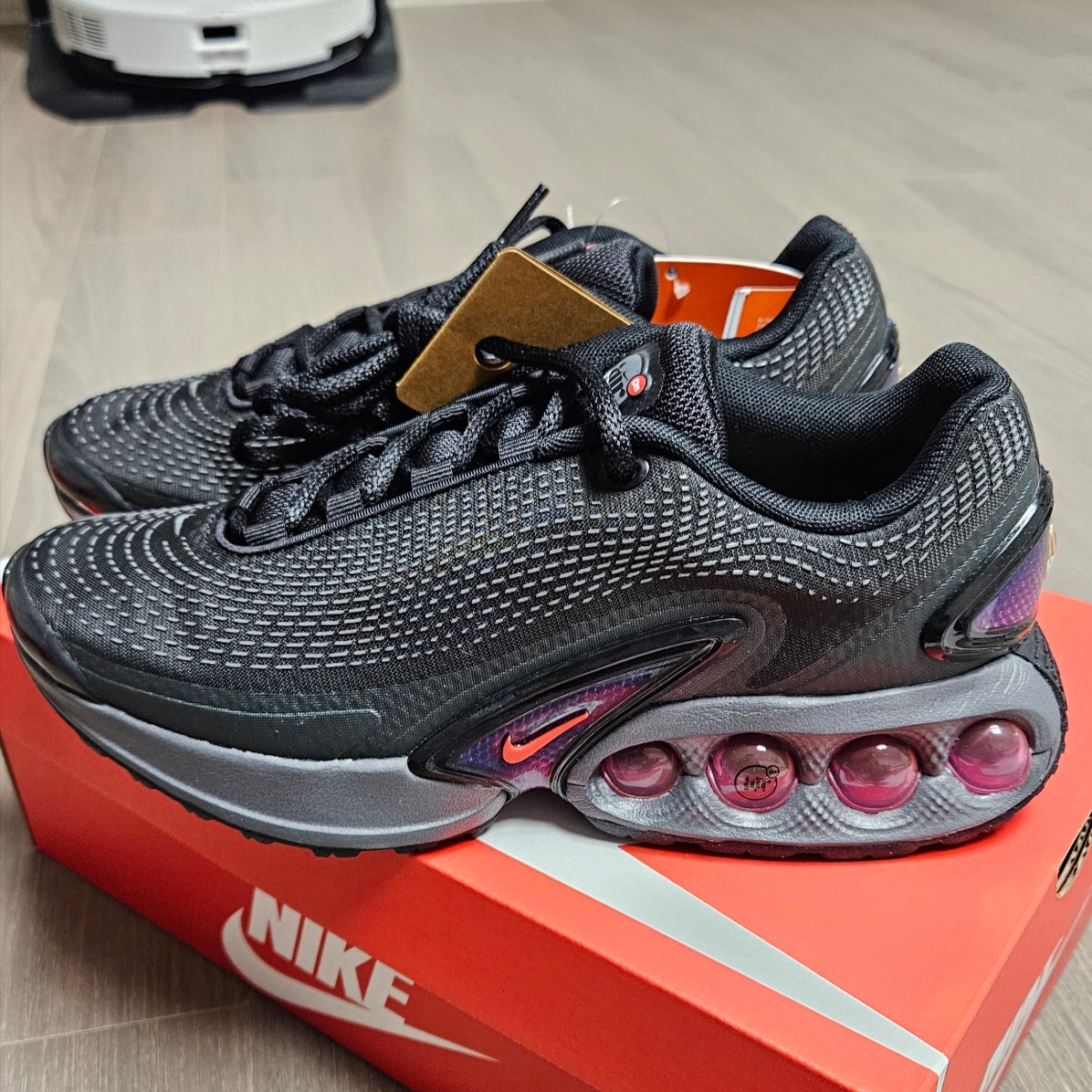 Nike Air Max Dn Black Light Crimson 착용 스타일 - 1