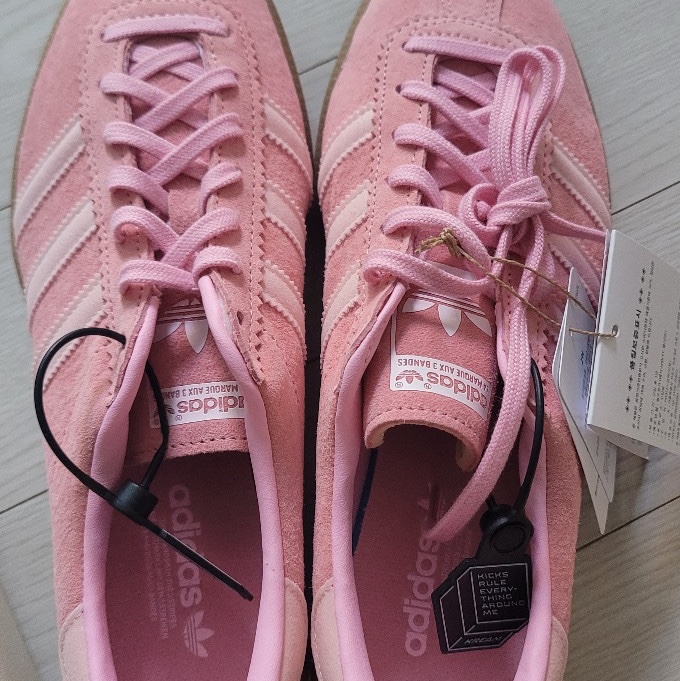 Adidas Bermuda Glow Pink 착용 스타일