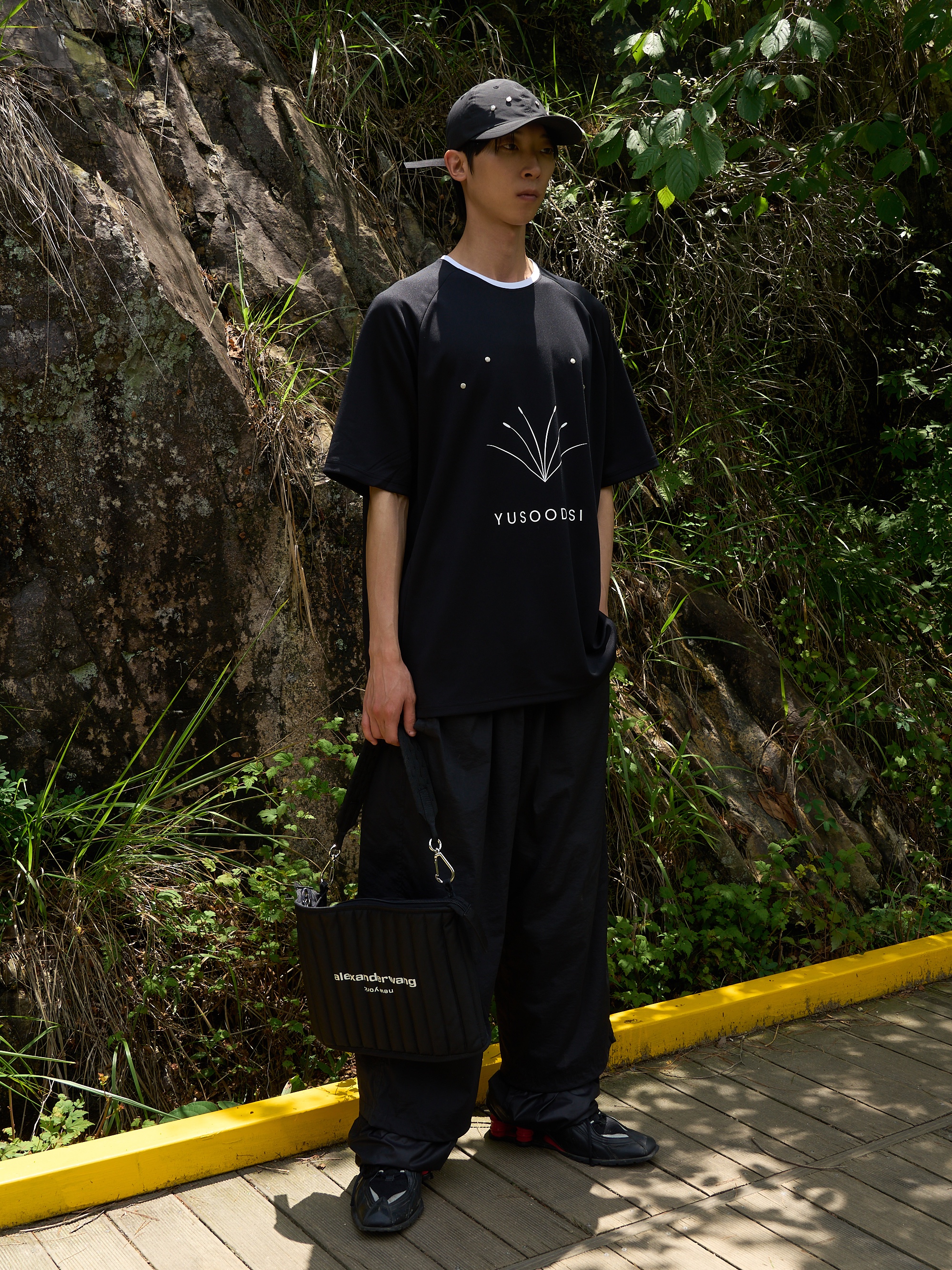 Nike x Martine Rose Shox MR4 Black 착용 스타일 - 1