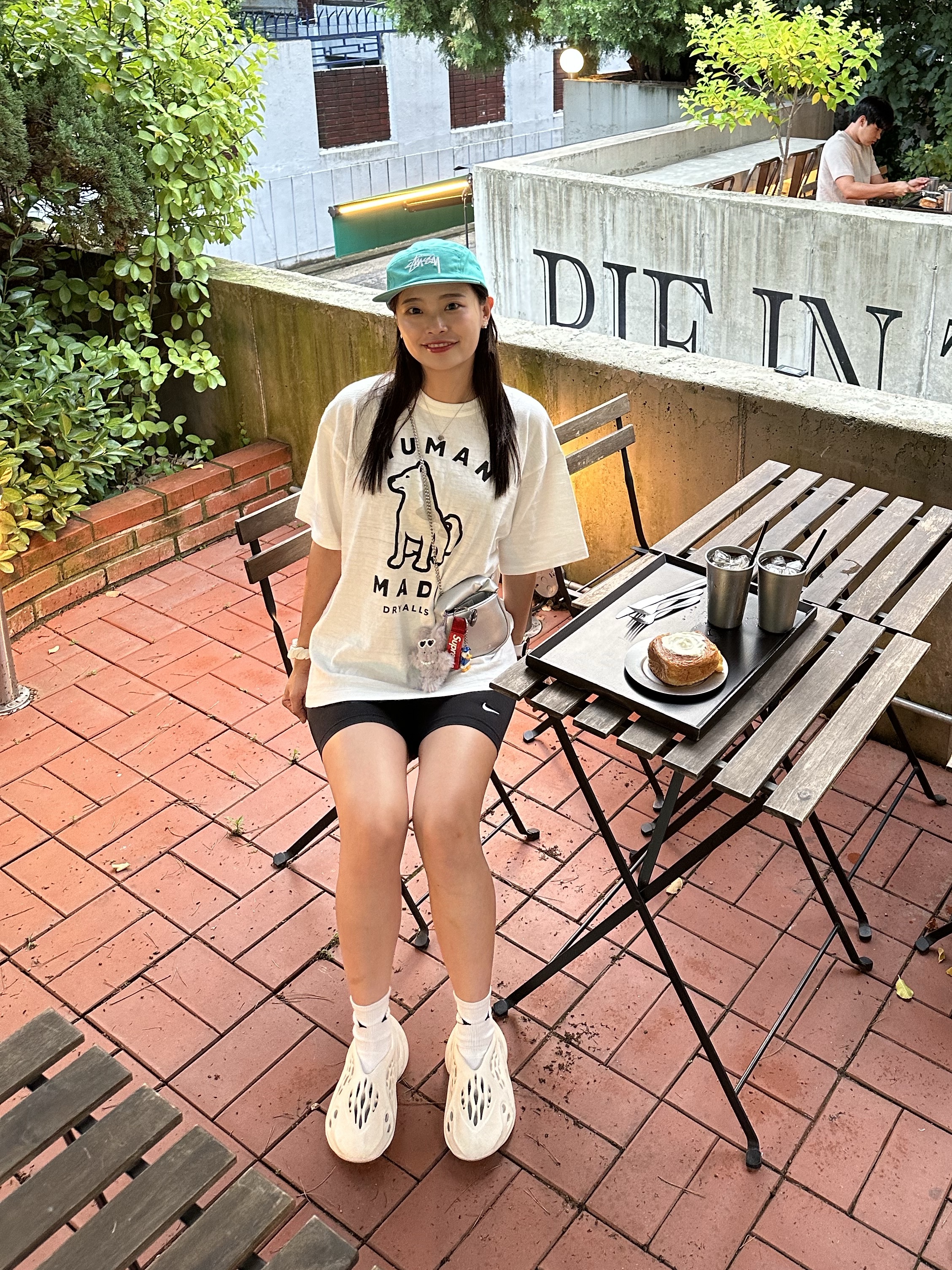 Human Made Worksout 20th Anniversary Jindo Dog Graphic T-Shirt White, Adidas Yeezy Foam RNNR Sand 착용 스타일 - 5