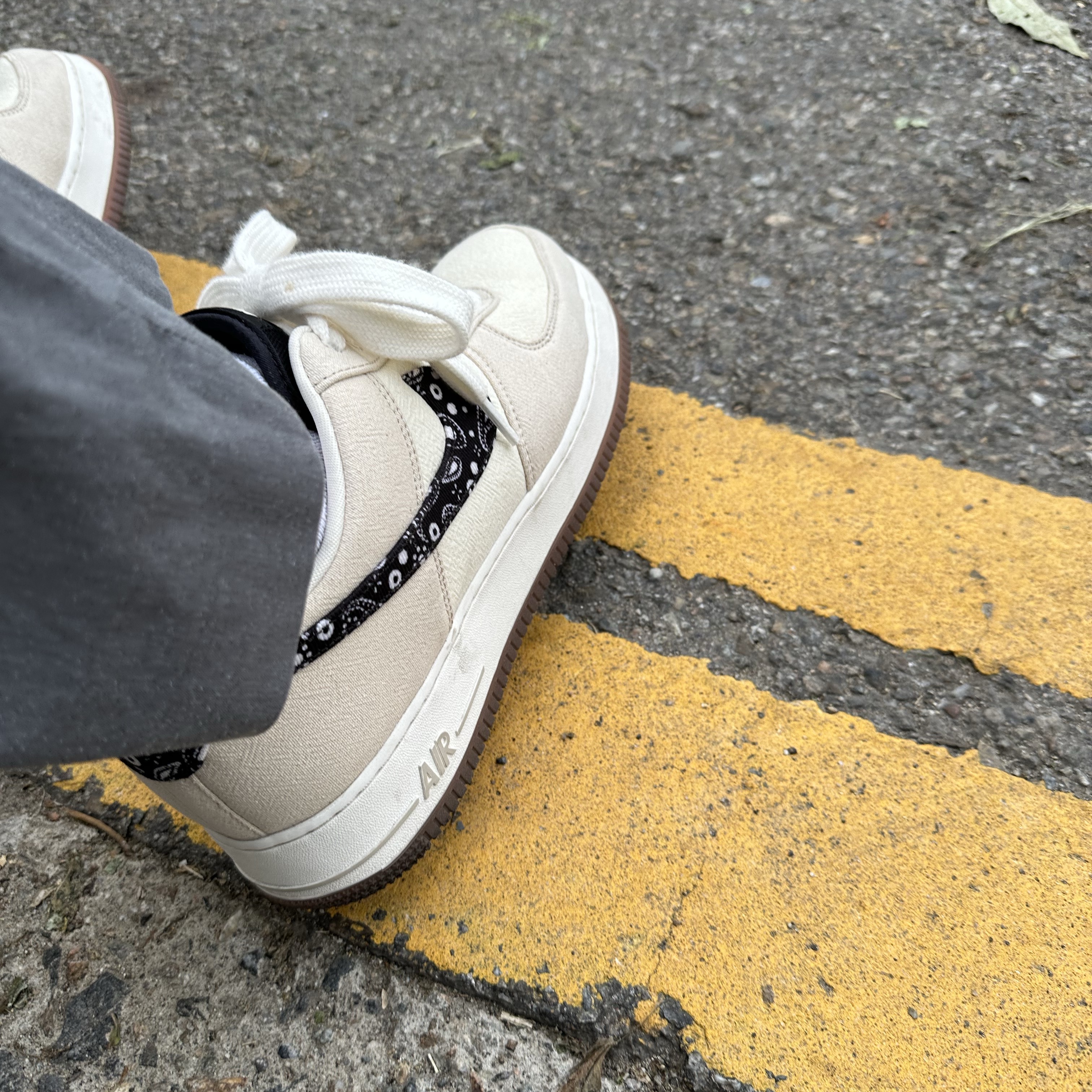 Nike Air Force 1 '07 LV8 Paisley Swoosh 착용 스타일 - 3