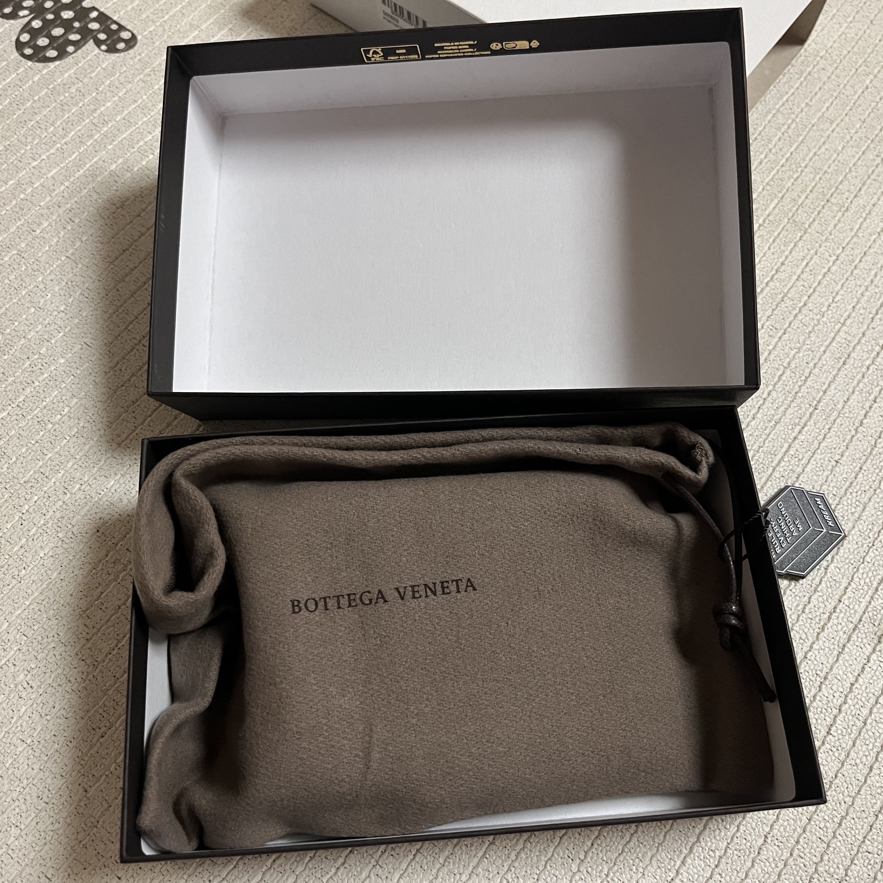 Bottega Veneta Bi-Fold Wallet Black 착용 스타일 - 3