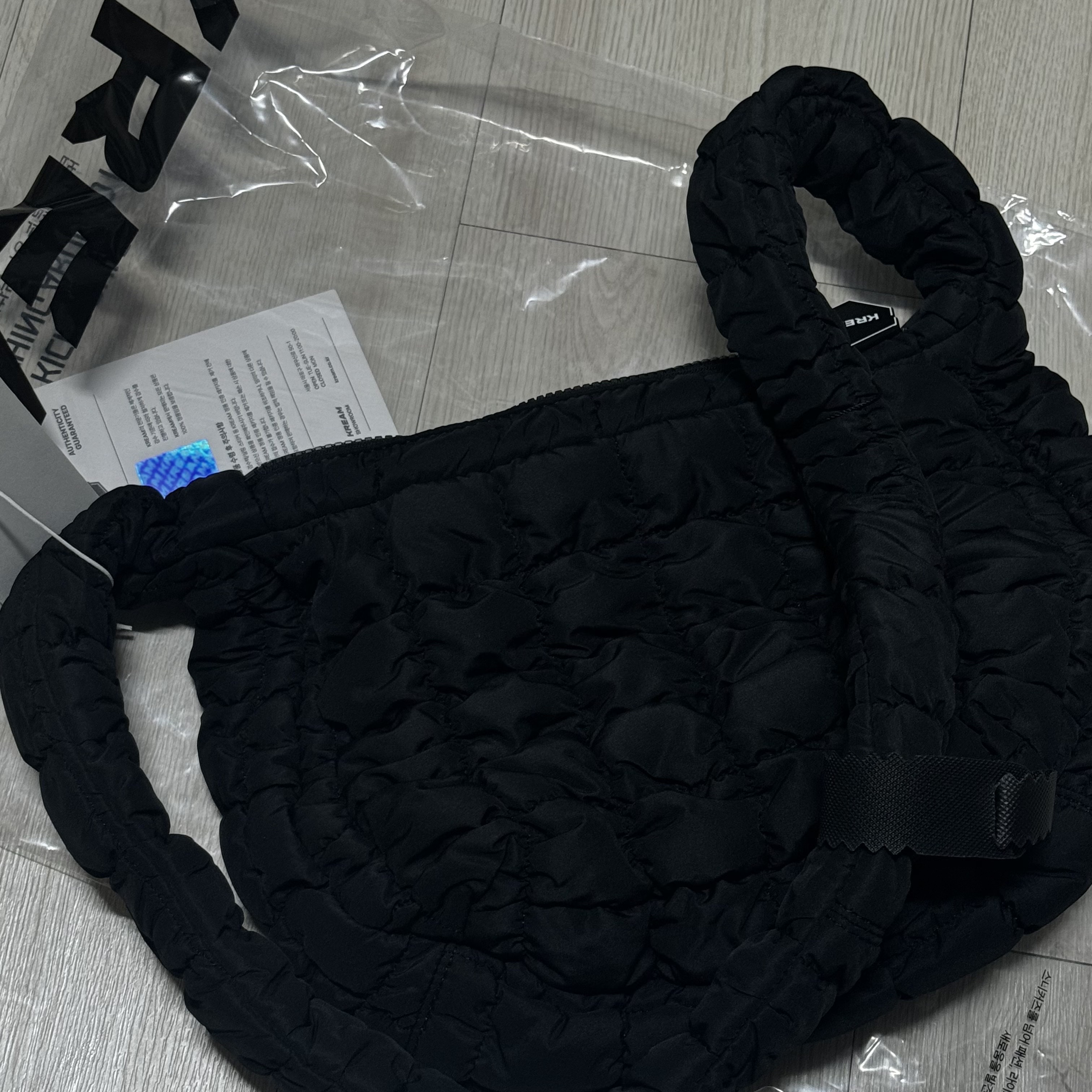 COS Quilted Messenger Bag Black 착용 스타일