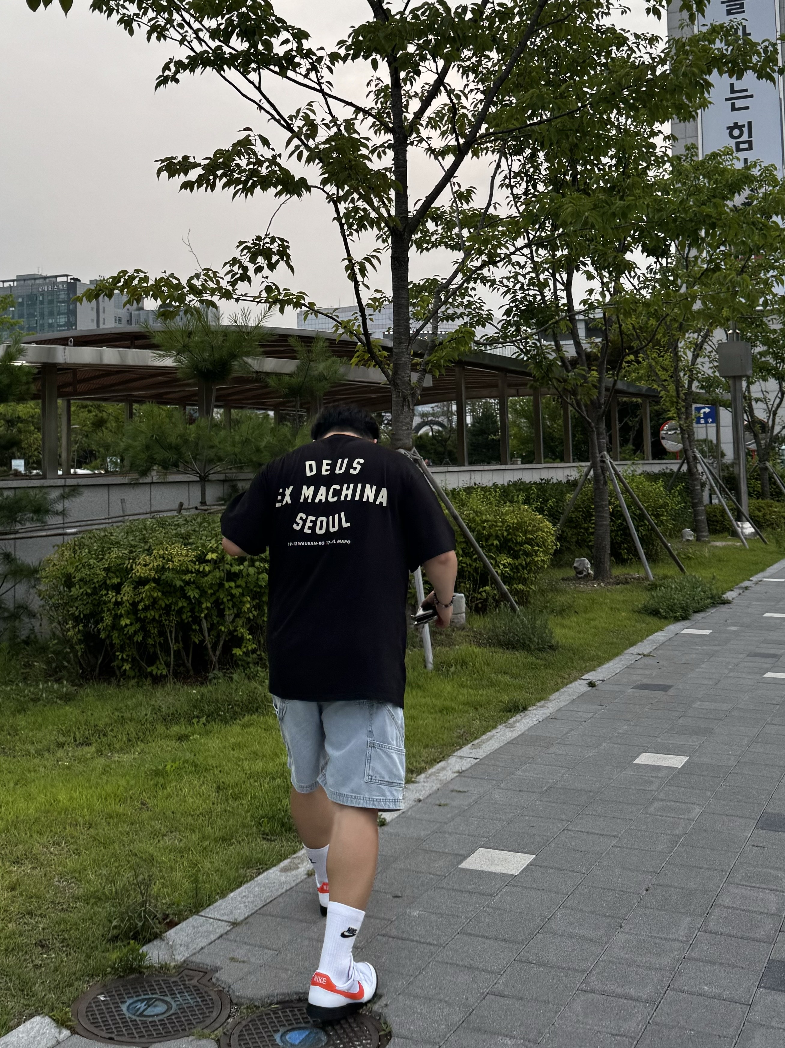 Deus Ex Machina Seoul College T-Shirt Black, Nike Field General 82 SP White and Orange Blaze 착용 스타일 - 1