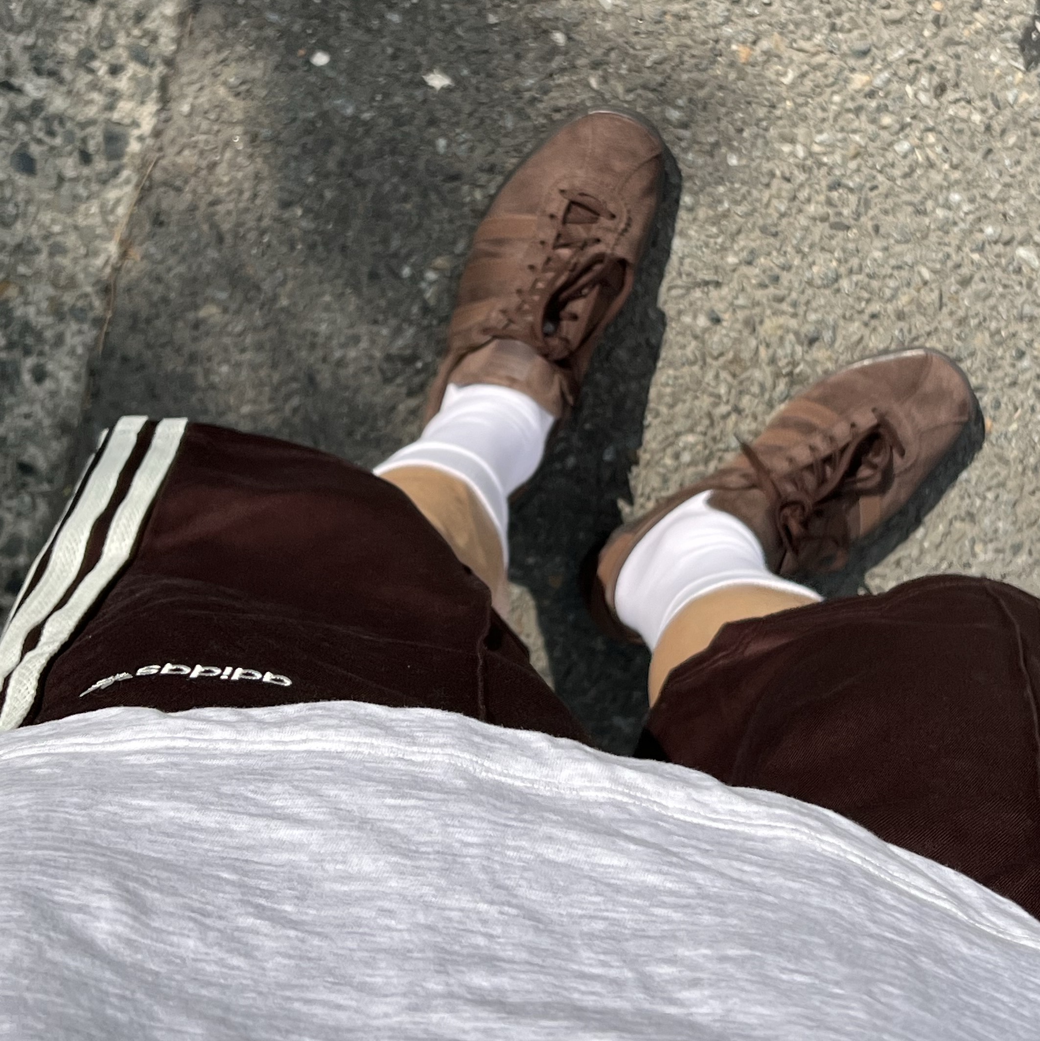 Adidas Tobacco Gruen Dark Brown, Adidas 80s Loose Buttoned 3-Stripes 11 Inch Bermuda Shorts Shadow Brown - KR Sizing 착용 스타일