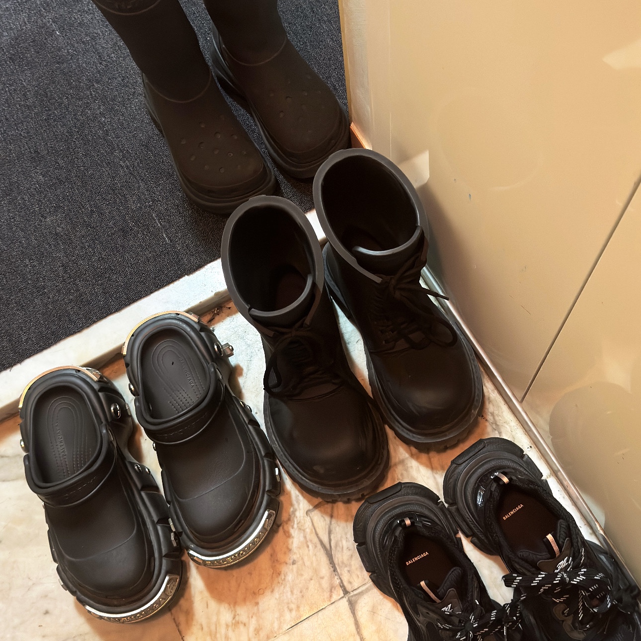 Balenciaga Hardcrocs Mule Black, Balenciaga 3XL Sneakers Black 착용 스타일 - 3