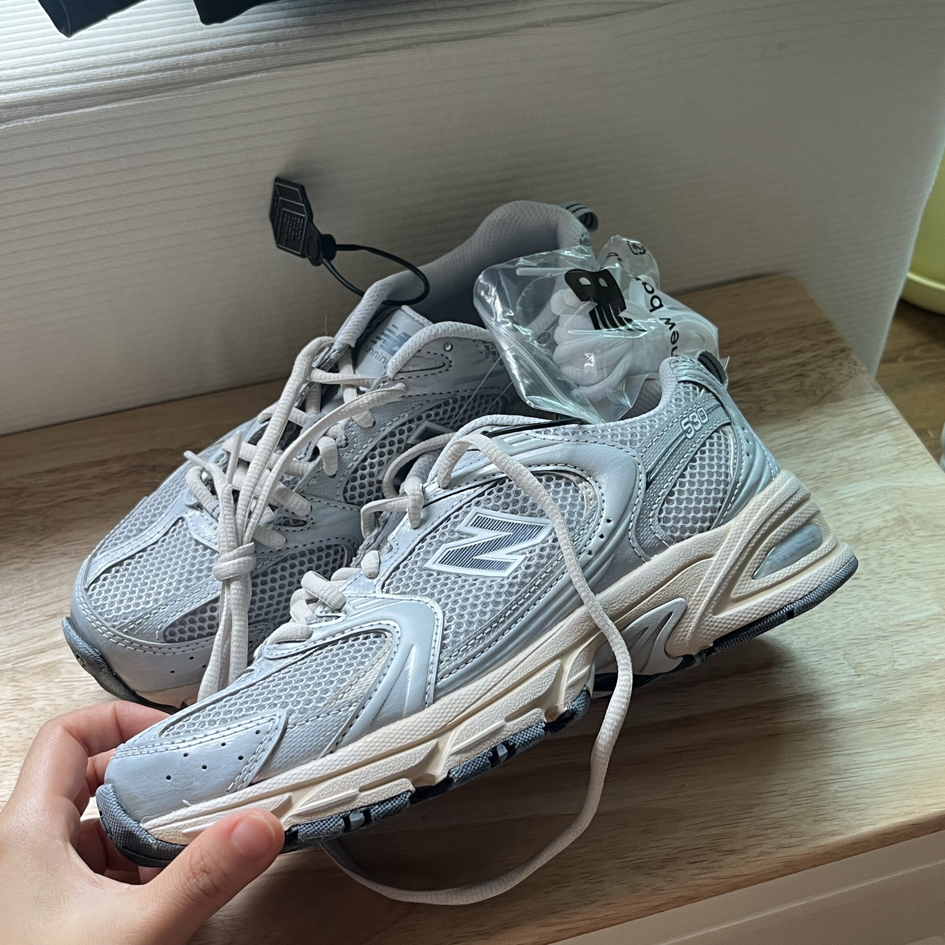 New Balance 530 Vintage Metallic Silver 착용 스타일 - 2