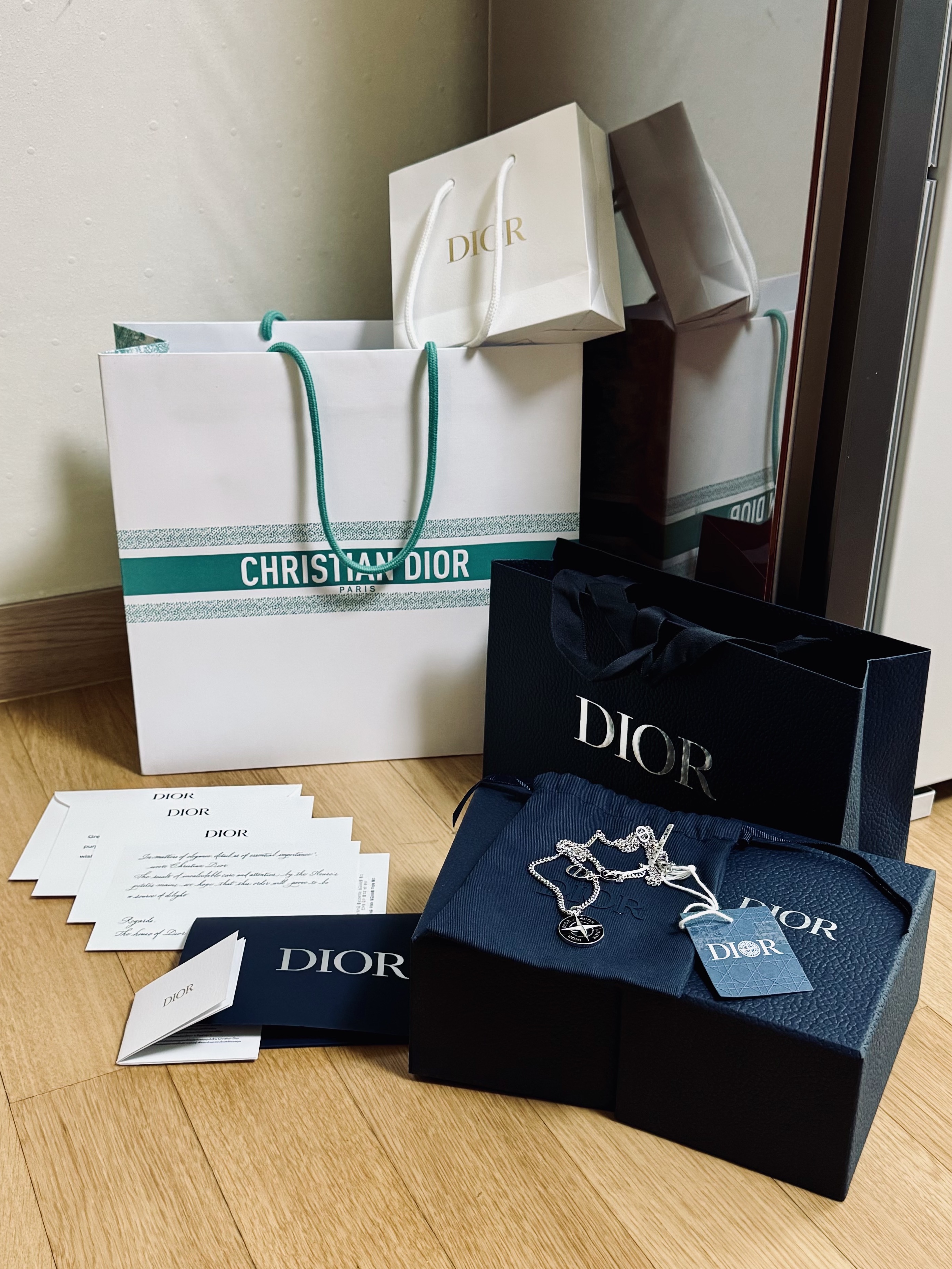Dior x Stone Island Pendants Necklace Brass and Black Resin Silver-Finish 착용 스타일 - 2